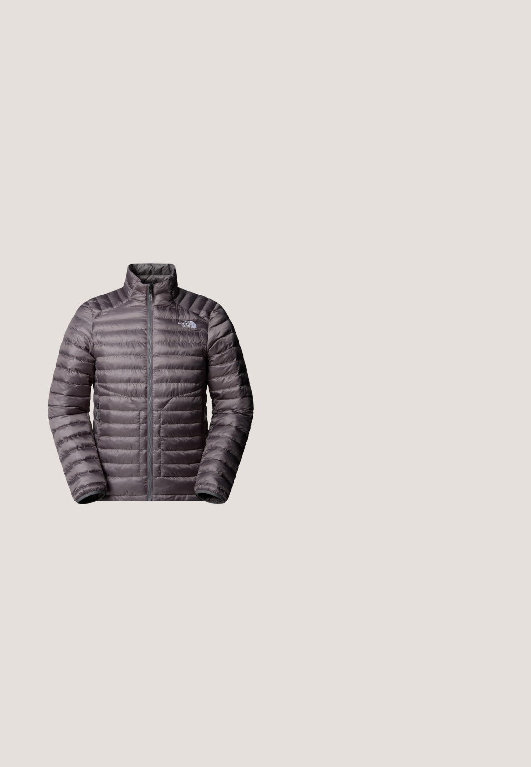 Chaqueta aislante gris con un cuello alto, que presenta costuras horizontales, un cierre frontal completo y bolsillos laterales. El logo de la marca es visible en el pecho.; Sudadera polar de color gris oscuro con cuello alto, media cremallera frontal y bolsillo con cremallera negro en el pecho con logo blanco en el lado derecho.; Camiseta gris de manga corta hecha de una tela suave. Presenta un escote redondo y un pequeño logo blanco en la parte superior izquierda.; Pantalones cortos de baño de nylon amarillo con cintura elástica, con un pequeño logo en la parte inferior derecha y una textura suave.; Bota de senderismo impermeable marrón con un upper texturizado, collar acolchado, detalles en negro, ojales de metal y suela de goma resistente.; Gafas de sol de metal negro con forma octagonal, lentes oscuros, brazos de la patilla texturizados en negro y detalles metálicos en el puente de la nariz.