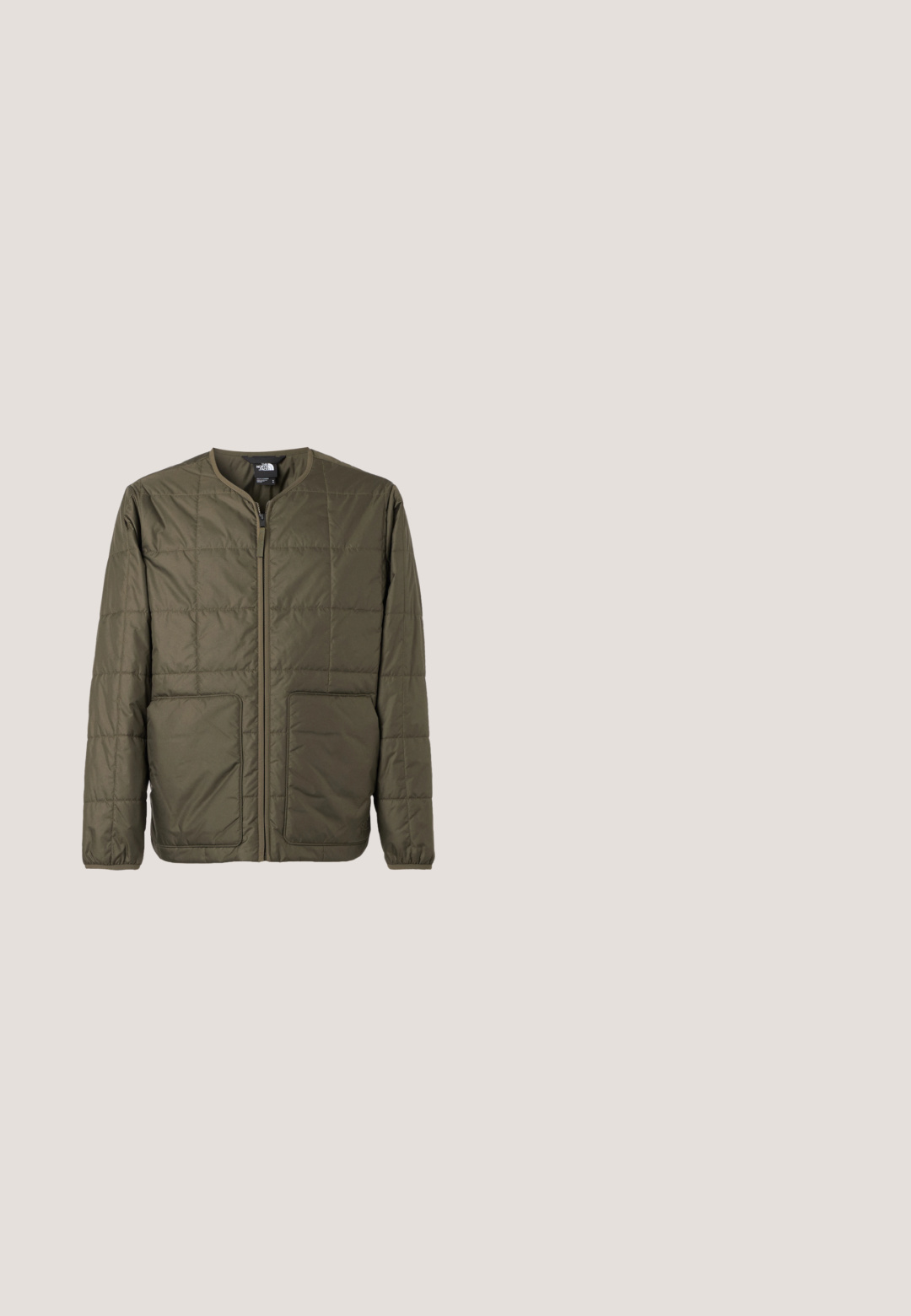 Veste matelassée vert olive avec fermeture éclair devant, deux grandes poches, col rond et poignets élastiques de The North Face.; Sweat à capuche en molleton doux, avec une partie supérieure vert foncé et une partie inférieure noire, zippé orange et cordons ajustables.; T-shirt noir à manches longues en coton. Doté d'un col rond et de poignets ajustés. Comprend un petit logo blanc sur le côté gauche de la poitrine.; Pantalon marron à jambes larges en mélange de coton, avec une fermeture boutonnée à l'avant et un design minimaliste pour un style simple.; Botte cheville en cuir et suède marron avec bout rond, semelle blanche contrastante, laçage et petit détail accent tricolore.; Trousse de toilette rectangulaire noire avec poche avant en filet, poignée latérale et fermeture éclair sur fond blanc.