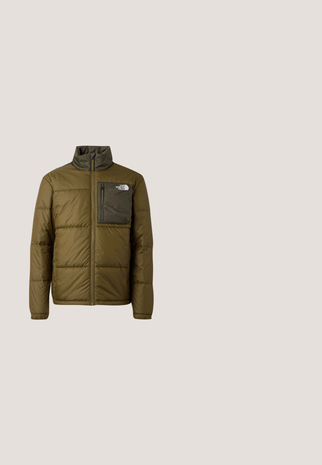 Olivengrøn polstret jakke med høj krave, fuld frontlynlås og en mørkegrøn lynlåslomme på brystet med The North Face-logoet.; Rød sweatshirt med rund halsudskæring, lange raglanærmer, ribbede manchetter og kant, med et sort logo på venstre side. Blødt, struktureret stof.; Olivengrøn bomuld t-shirt med korte ærmer, rund halsudskæring og lille hvidt logo på venstre bryst. Glat tekstur, afslappet pasform.; Olivengrønne atletikshorts med elastisk taljebånd, der har et ternet mønster og en hvid logo af The North Face på den nederste front.; Mørkegrønne læder ankelstøvler med beige snørebånd, polstret krave og tekstureret gummisål. Har vandtætte markeringer og syninger.; Khaki crossbody taske med sort topsektion, udstyret med justerbar rem, lynlåslukning og præget logo på fronten. Glat, slidstærkt materiale.