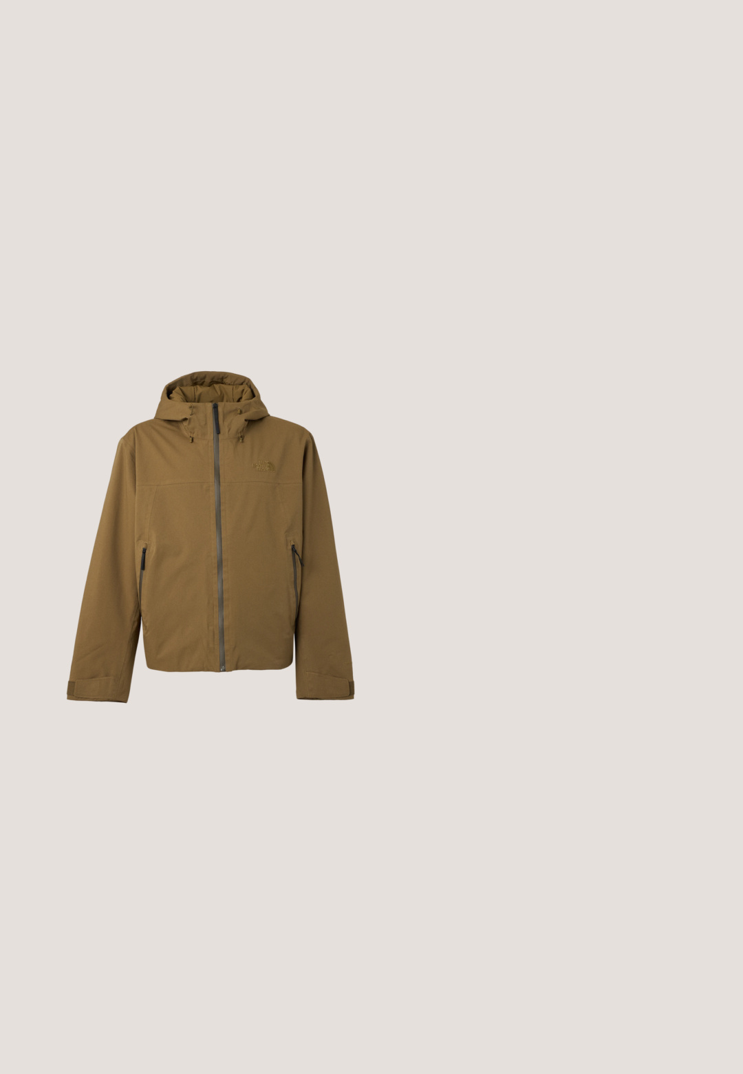 Veste à capuche marron avec fermeture éclair frontale et poches zippées, avec des bracelets réglables aux poignets et un petit logo sur la poitrine.; Sweat à capuche en polaire grise avec une poche avant, une capuche à cordon de serrage ajustable et un petit logo blanc sur le côté gauche de la poitrine.; T-shirt beige à manches courtes avec col rond et petit logo noir The North Face sur la partie supérieure gauche de la poitrine.; Shorts cargo beige longueur genou avec taille élastique, ceinture noire réglable à boucle, et poches latérales zippées sur un fond clair.; Big Star Bottines à lacets - grün; Lunettes de soleil noires avec des lentilles ovales vertes, une monture mate élancée et des embouts de branches en caoutchouc pour le confort. Design minimaliste sans marquage visible.