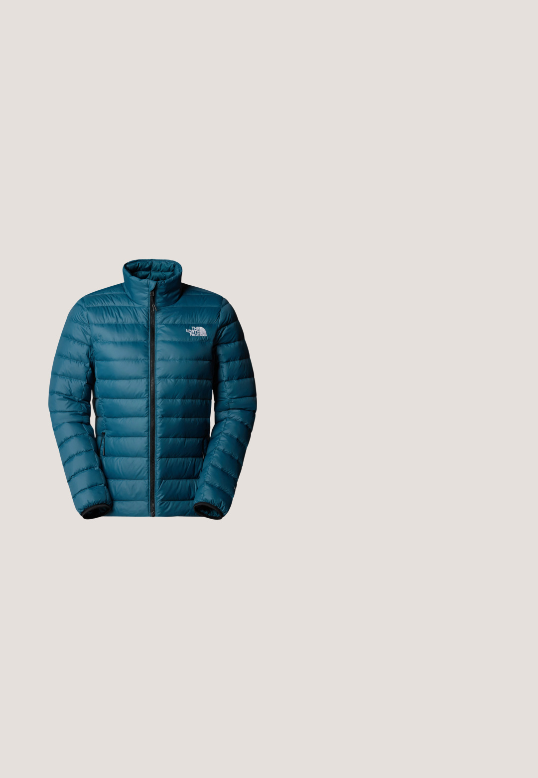 Teal gewatteerde North Face-jas met volledige rits aan de voorkant, twee ritszakken aan de zijkant en een hoge kraag voor koud weer.; Blauwe fleece pullover met halve rits, hoge kraag en lichtblauwe borstzak met het logo van The North Face.; Grijsblauw T-shirt met korte mouwen en ronde hals, met een klein wit The North Face-logo op de linkerborst, afgebeeld tegen een witte achtergrond.; The North Face W QUEST SOFTSHELL PANTS - Broek - tnf black; Wit en lichtblauwe The North Face sneaker met zwarte veters, bovenwerk van mesh, dikke zool en een trekkoordje bij de hiel, zijaanzicht.; Lichtgroene halvemaanvormige crossbodytas met verstelbare riem en subtiel geperst logo op een gladde stoffen oppervlak.