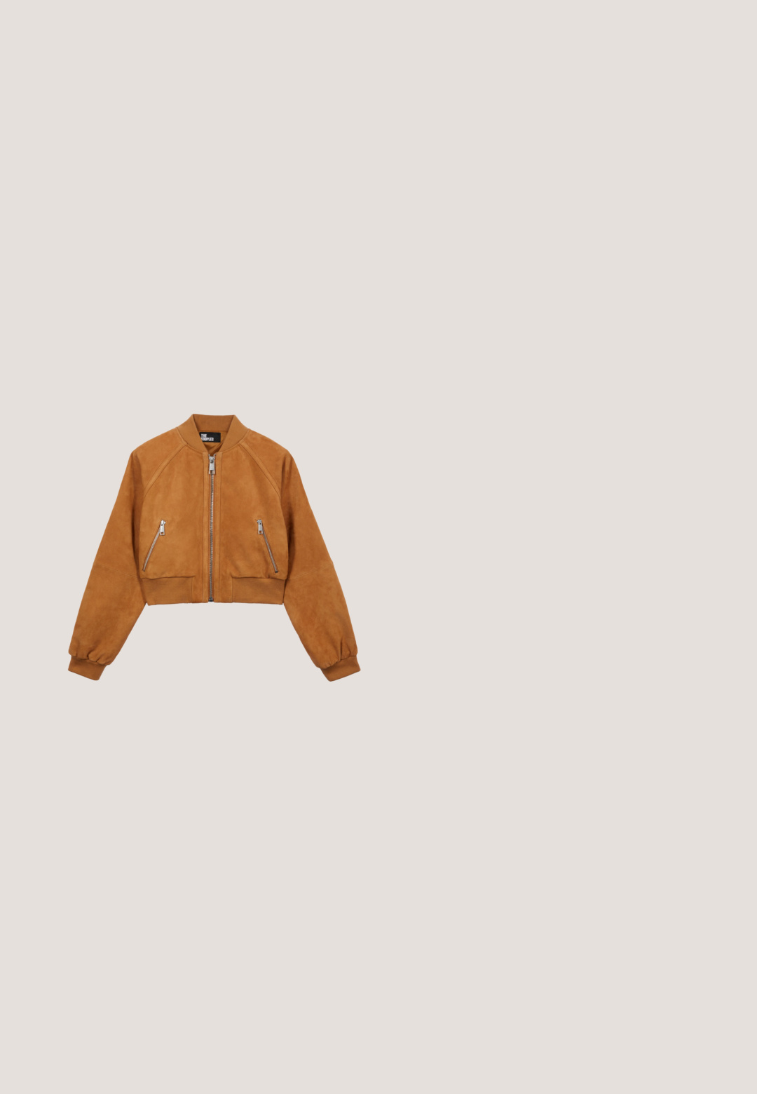 The Kooples Bomberjakke - camel; Kortærmet hvid T-shirt med "KARL LAGERFELD" tekst i beige mønstret skrift over brystet.; Mørkeblå denimjeans med en lige ben-design, der har en frontknaplukning, fem lommer og synlige syninger langs sømmene.; Brun mønstret sneaker med hvide snørebånd, gummisål og gulddetalje på hælen. Har en tekstureret canvas-overdel og detalje med rem på siden.; Skuldertaske i tanfarvet ruskind med dekoration studdet emblem, læderkant og justerbar strop mod en ensfarvet hvid baggrund.; Gyldne øreringe i hoop-stil med en mindre indre bøjle besat med klare rhinsten, vist på en hvid baggrund.
