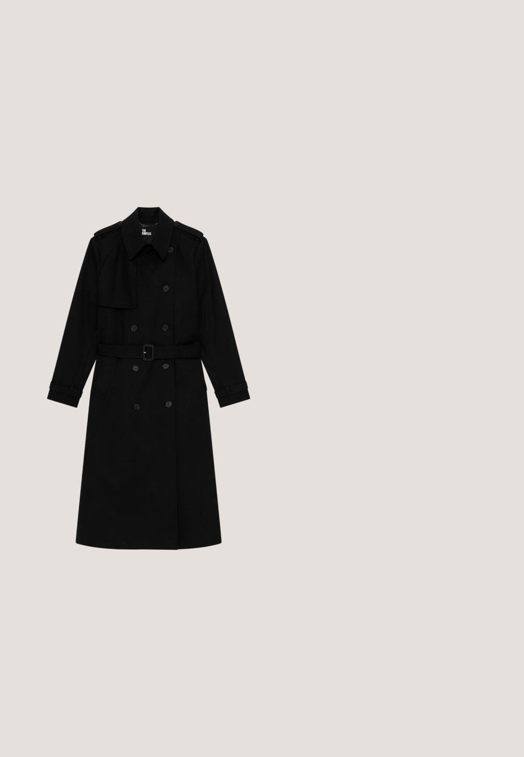 Zwarte trenchcoat met een dubbelgebreid ontwerp, spitse kraag, verstelbare manchetten en een riem op de taille. Glad textuur, geen zichtbare accenten.; Zwarte maxi-jurk van doorzichtig materiaal, met lange mouwen, een diepe V-hals, knopen aan de voorkant en geplooide details bij de taille.; Zwarte leren slingback kitten heel schoen met spitse neus en klein strikdetail bovenop.; Zwarte oversized vierkante zonnebril met grijs verloopglas en dunne gouden T-vormige accenten op de pootjes.; Zwarte rechthoekige handtas met diagonale strepen, dubbele handvatten, gouden "La Carrie" label en ananasvormige sleutelhanger met zwarte kwastjes.; Gouden ketting met een zwart klaver-vormige hanger. De hanger heeft een gladde textuur met een gouden rand, en de ketting is delicaat.