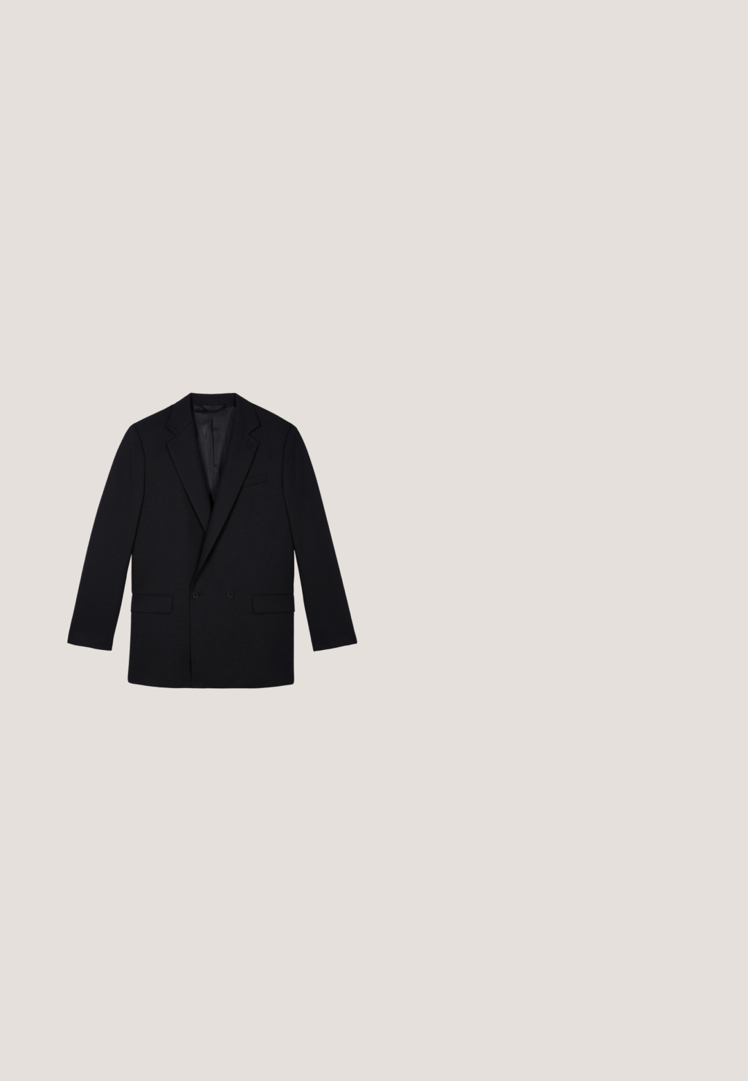 Blazer negro cruzado con solapas con muesca, dos bolsillos frontales con solapa y un bolsillo de ojal en el pecho, mostrado sobre un fondo blanco.; Camisa de vestir negra de hombre con mangas largas, botones en la parte delantera y cuello puntiagudo, mostrada extendida sobre un fondo blanco.; Pantalones de vestir negros de corte ajustado con trabillas para cinturón, bolsillos laterales y pliegues delanteros planchados, extendidos sobre un fondo blanco.; Zapatillas de cuero negro con un acabado suave, punta redondeada y cierre de cordones de seis ojales; cuenta con una suela de goma negra para mayor agarre.; Bolso bandolera de cuero negro con solapa frontal, dos bolsillos debajo y una correa de hombro ajustable.; Cinturón negro tejido con acabado texturizado, con hebilla de metal plateado y un detalle de cuero negro. Diseñado para un ajuste ajustable.