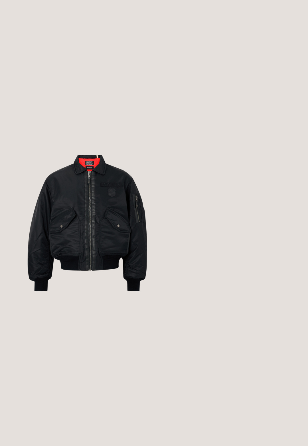 Zwarte bomberjack met ritssluiting, voorzien van een rode binnenvoering, twee voorzakken en een zijzak. Getextureerde stof met een matte afwerking.; Donkerblauwe hoodie met trekkoorden, met een opvallende witte en lichtblauwe logo tekst "Tom Tailor" met het jaar 1962. Zachte textuur.; Effen zwart T-shirt met korte mouwen en ronde hals, met subtiel geperst merkembleem op de linkerborst en klein zijlabel.; Marineblauwe herenshorts met elastische tailleband, koordje en subtiele bloemenprint, knielengte, casual stijl.; Bruine suede enkellaars met een ronde neus, elastische zijpanelen en een lipje om aan te trekken. Beschikt over een bruine zool en een gestreept accent aan de bovenkant.; Compacte schoudertas met zwart-grijs dessin, voorvak met rits, verstelbare zwarte band en zilverkleurige ritstrekken.