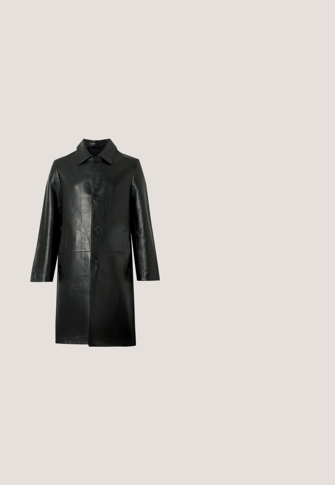 Manteau en cuir noir à coupe droite, avec col et fermeture à boutons sur le devant ; doté de deux poches latérales et d'une texture lisse et brillante.; Pull en tricot noir à manches longues avec col en V et poignets et ourlet côtelés, présenté sur un fond neutre.; T-shirt blanc manches courtes col rond avec logo texte "The Kooples" brodé en petit lettrage noir centré sur la poitrine.; Pantalons en velours côtelé noirs avec une coupe droite, dotés de poches avant et d'une fermeture par bouton en métal. Texture douce avec des côtes verticales.; Bottes Chelsea en cuir noir avec panneaux élastiques sur les côtés, bout arrondi et semelle en caoutchouc texturée dotée de rainures pour une meilleure adhérence.; Trousse de toilette rectangulaire noire avec poche avant zippée, poignée latérale et étiquette de marque rectangulaire argentée sur fond uni clair.
