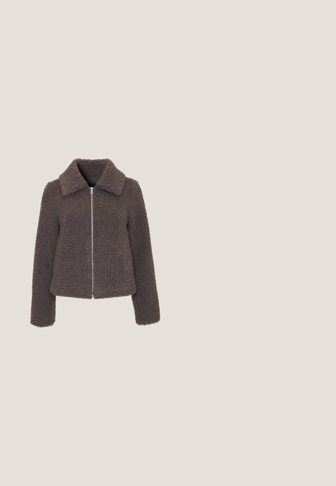 Bruine, fuzzy jas met een kraaglijn, volledige front rits en lange mouwen. Gemaakt van zachte, gestructureerde stof.; ICHI IHCARDIGAN - Vest - coffee bean; Beige korte mouwen gebreide poloshirt met een kraag, vier knopen op de voorbies en witte biezen aan mouwen en zoom.; Beige tapered broek met een trekkoord in de taille en een subtiel visgraatpatroon, voorzien van zijzakken en een gladde textuur.; Bruine suède lage sneakers met zwarte veters, voorzien van een witte hielcap en textuurdetails in de stiksels. Rubberen zool.; Bruin suède crossbody tas met een ronde onderkant, ritsluiting en minimale branding aan de voorkant. Gladde textuur, eenvoudig ontwerp.
