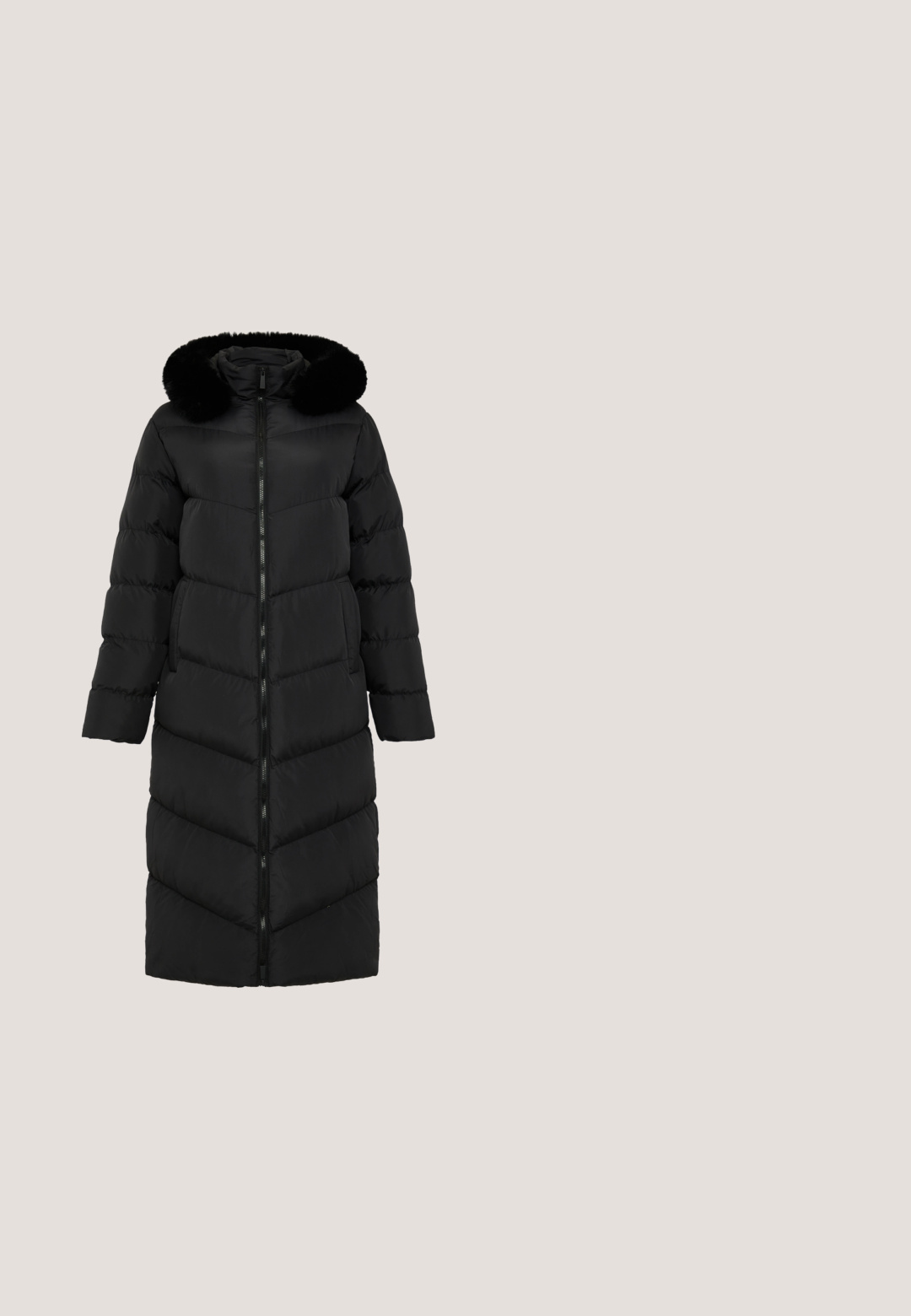 Abrigo puffer negro con cuello alto, que presenta un remate de piel sintética, cierre decremalleras y un patrón de acolchado en forma de chevron en todo el cuerpo.; Suéter de forro polar negro con un cuello alto, que presenta un cierre de cremallera de cuarto, mangas largas y una textura suave. Diseño simple y versátil.; Camisa negra de manga larga hecha de tela suave. Presenta un cuello redondeado y un diseño ajustado con costuras estratégicas en la cintura.; Leggings negros con una tela suave, cintura alta, diseño ajustado y sin costuras visibles, adecuados para uso casual o deportivo.; Botas negras de tobillo con diseño acolchado, forro de piel sintética, paneles laterales elásticos y suela de goma texturizada para una mejor adherencia.; Bolso tote negro hecho de tela acolchada, que presenta dos asas gruesas y un diseño estructurado con lados angulares y una textura suave.
