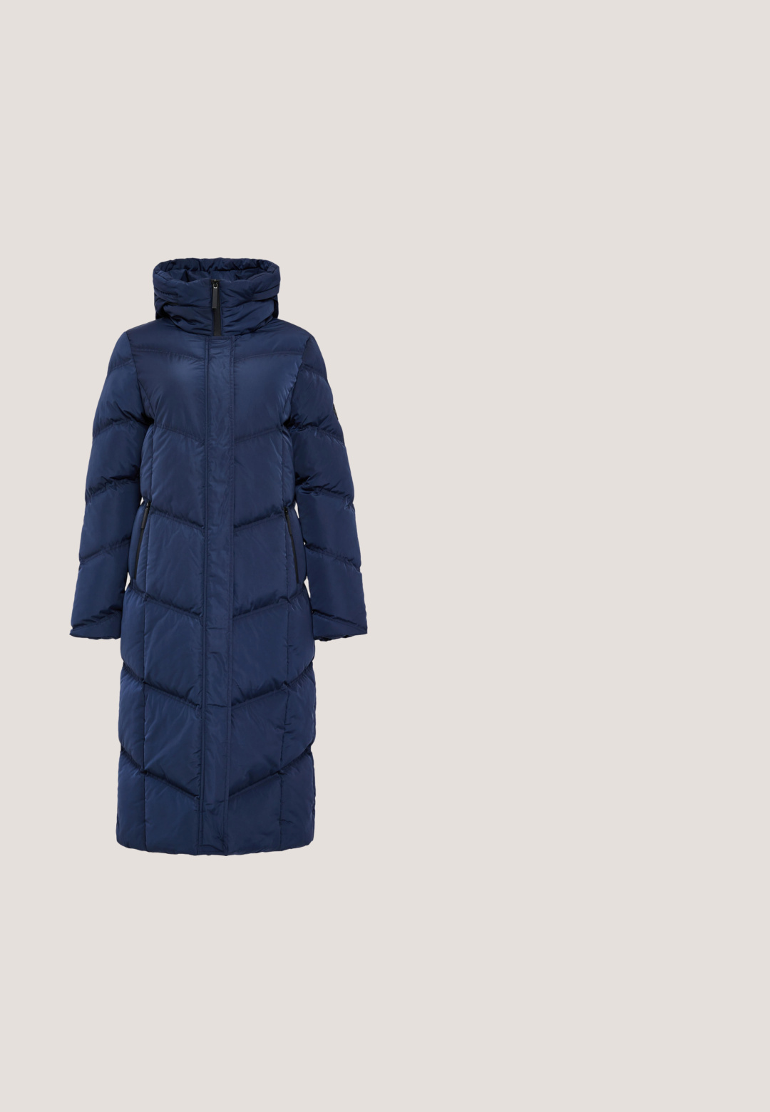 Threadbare JOTTA  - Wintermantel - navy; Marineblaues Sweatshirt mit einem lockeren Schnitt, das ein metallisches Grafikdesign und Text in einem Quadrat zeigt. Der Text lautet "Hike High, Feel Free."; Blaue Jogginghose aus weichem Stoff, mit einem elastischen Bund und Kordelzug, zwei Fronttaschen und einem schmal zulaufenden Bein.; Marineblaue und weiße Sportschuh mit atmungsaktivem Mesh, Schnürverschluss, Lasche an der Ferse und weißer Sohle mit geometrischem Design.; Navyblaue Nylon-Crossbody-Tasche mit verstellbarem Riemen, Reißverschlussfächern, Gummilogopatch und einer Affen-Schlüsselanhänger-Befestigung.; Zartes Armband aus Goldkette mit einem sonnenförmigen Anhänger in der Mitte und einem verstellbaren Verschluss mit einem kleinen, klaren Edelstein.