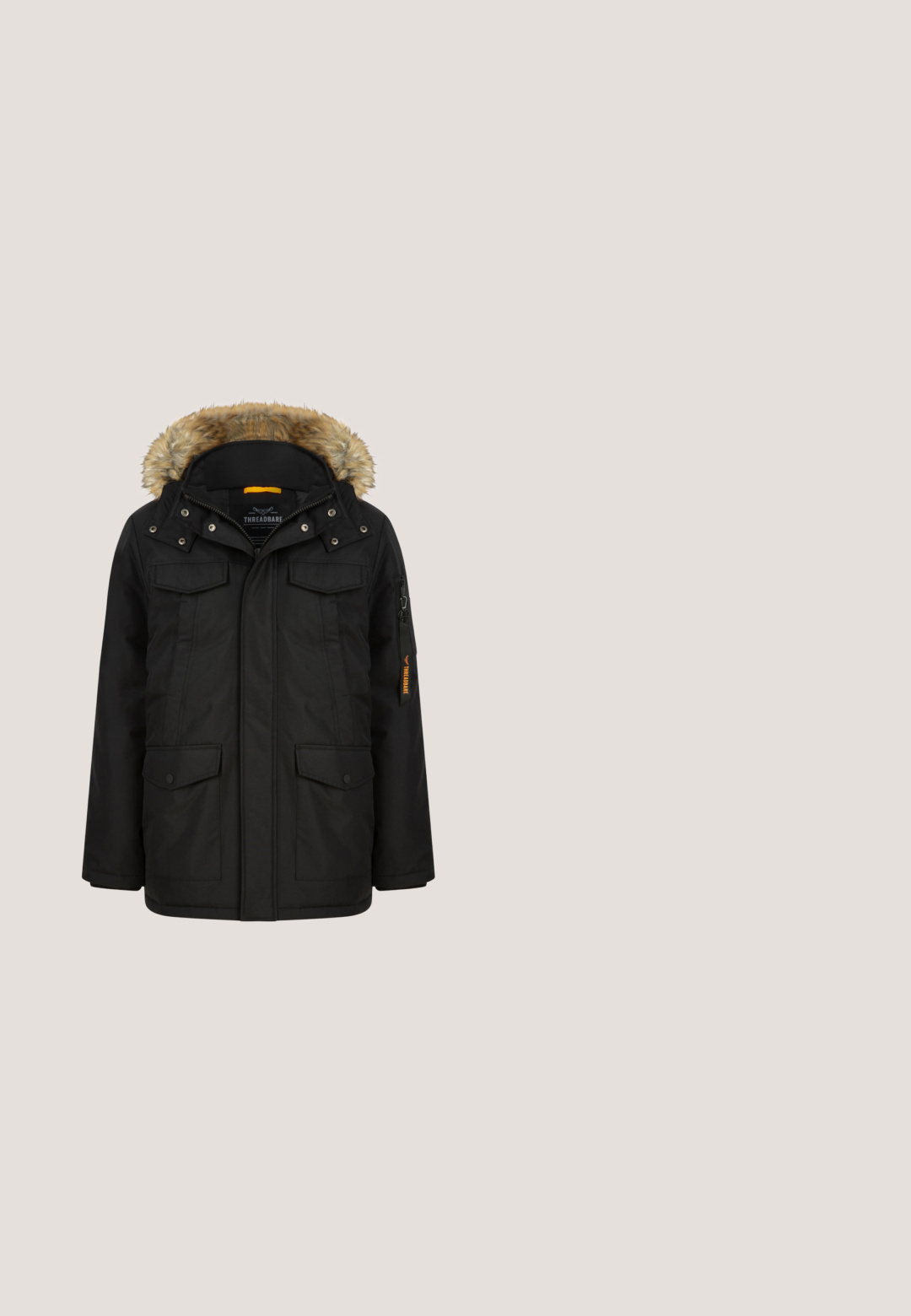 Parka noire avec une capuche doublée de fourrure, présentant des zips et des boutons-pression, plusieurs poches avant et un accent orange sur la manche.; Pull en tricot gris avec une finition texturée, encolure ronde et manches longues. Les poignets et l'ourlet côtelés offrent une coupe ajustée. Accent logo subtil.; T-shirt blanc à manches longues en coton doux. Il présente un col rond, une coupe droite et une texture lisse sans motifs ni accents.; Pantalons en denim noir à coupe ajustée, avec un cordon de serrage à la taille, deux poches avant, et des détails de couture subtils. Texture lisse.; Bottines en cuir noir avec un bout rond, lacets à l'avant et semelle en caoutchouc robuste. Dotées d'une finition lisse et d'un léger rembourrage au niveau du col.; Sac banane noir avec sangle ajustable, poche avant zippée et compartiment principal zippé, décoré d'une petite plaque de logo rectangulaire.