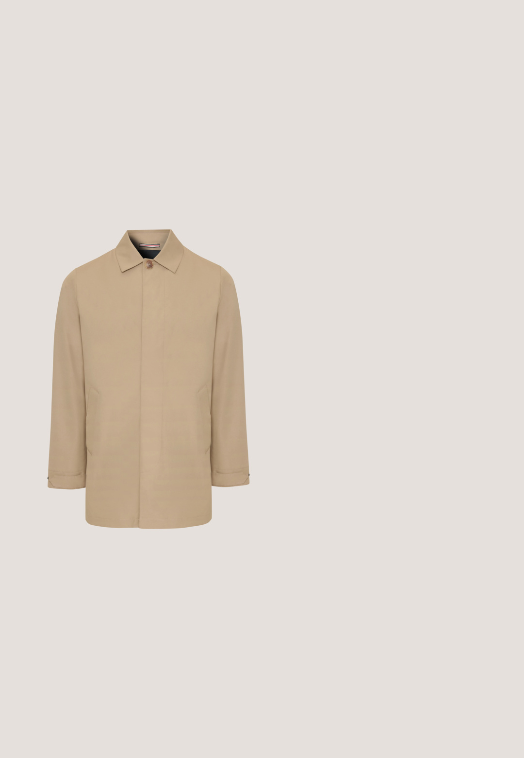 Abrigo beige de longitud media para hombre con un solo botón superior, botones delanteros ocultos, bolsillos laterales y cuello clásico.; Suéter beige de cuello redondo hecho de un material de punto suave. Cuenta con puños y dobladillo acanalados con una textura lisa. Diseño sencillo y clásico.; Camisa de cuadros marrón y blanca con botón, hecha de un tejido texturizado, con un cuello clásico, mangas largas y un dobladillo redondeado.; Pantalones de algodón beige con corte recto, cinco bolsillos, cierre de botón y detalles de costura sutiles. Textura uniforme sin patrones visibles.; Botín Chelsea de cuero marrón con paneles laterales elásticos y una pestaña para facilitar su uso. Presenta una suela de goma contrastante con un acento rojo.; Bolso bandolera marrón con textura estampada, bolsillo delantero con cremallera, ribetes de cuero y correa ajustable, con el logo de Tommy Hilfiger.