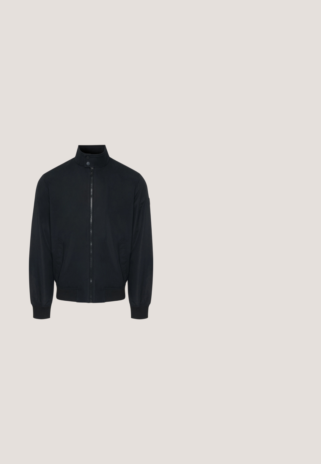 Zwarte bomberjack met een staande kraag, ritssluiting aan de voorkant, zijzakken en ribgebreide mouwen. Glad stoffen textuur met minimale ontwerpelementen.; Donkergroene gebreide trui met een ronde hals, geribbelde textuur en lange mouwen. Heeft een ontspannen pasvorm zonder zichtbare hardware.; Zwarte katoenen t-shirt met een ronde hals en korte mouwen; heeft een relaxte pasvorm en een gladde, gestructureerde oppervlakte.; Zwarte wijde broek met voorplooien, een met knopen gesloten tailleband en riemlussen, afgebeeld tegen een witte achtergrond.; Zwarte leren veterschoen met enkels, voorzien van een dikke rubberen zool en een aantreklipje aan de achterkant, weergegeven in zijaanzicht op een witte achtergrond.; Zwarte leren reistas met twee handvatten aan de bovenkant, een verstelbare schouderriem en een gladde textuur. Ritssluiting met subtiele branding.