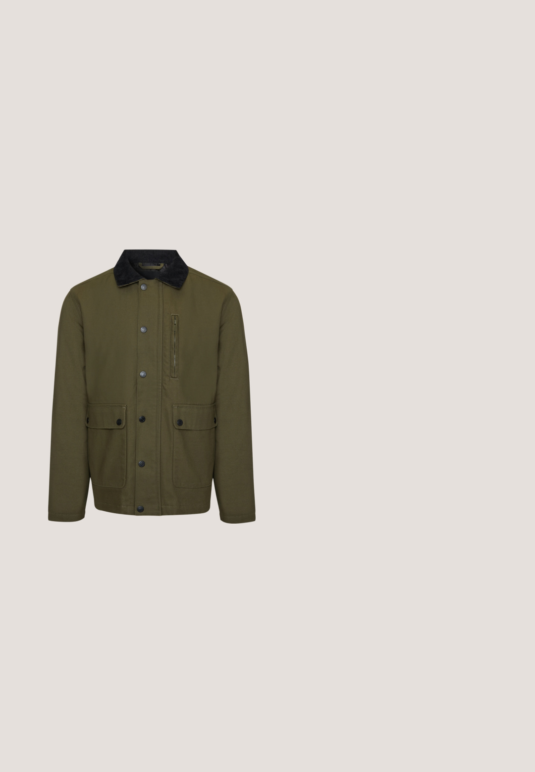 Chaqueta verde oliva hecha de tela texturizada con un cuello de pana negro, botones a presión en el frente, un bolsillo en el pecho y dos bolsillos laterales.; Suéter de cuello redondo en color teal, hecho de una tela suave. Presenta mangas largas y un pequeño logo bordado en dorado en el pecho.; Camiseta de algodón verde con cuello redondo, mangas cortas y un pequeño logo rojo de Levi's en el lado izquierdo del pecho. Textura suave, corte estándar.; Pantalones cortos para hombre en verde claro, fabricados con una mezcla de algodón. Cuentan con un frente plano, cierre con botón, trabillas para cinturón y bolsillos laterales. Textura suave.; Botín de ante marrón con cordones marrones, suela de goma negra y acabado suave, exhibido sobre una superficie de madera con un fondo de vegetación.; Bolsa de hombro negra con material texturizado, forma rectangular, bolsillo frontal con cremallera y acento de logo de cocodrilo verde. Incluye correa ajustable.