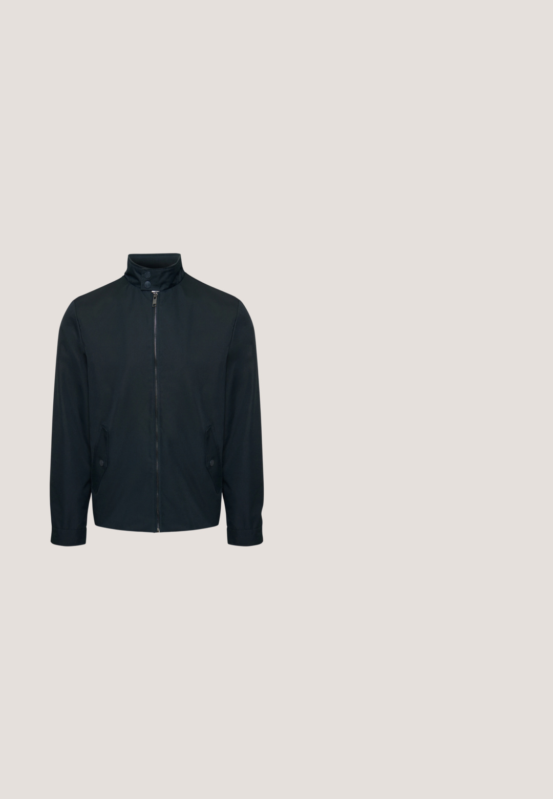 Schwarze leichte Herrenjacke mit hohem Kragen, Frontreißverschluss, knöpfbaren Manschetten und zwei vorderen Klappentaschen mit Knöpfen.; Dunkelblauer Zip-Pullover mit gestrickter Textur, gerippten Bündchen und Saum, mit einem Halb-Reißverschluss-Design für einen bequemen Sitz.; Hellblaues Poloshirt aus Baumwolle mit einer Knopfleiste mit zwei Knöpfen, schwarzem Kragenbesatz und einem bedruckten Logo auf der Brust.; Hellgraue Jeans mit geradem Bein, Vorderentaschen, Gürtelschlaufen und Knopfverschluss, flach auf weißem Hintergrund ausgelegt.; Brauner Wildleder knöchelhoher Freizeitschuh mit zwei Ösen für Schnürsenkel und genähter Sohle vor weißem Hintergrund, Seitenansicht.; Beige, lässige Schultertasche aus Stoff, mit schwarzem Gurt mit Logo, Reißverschlussfächern und einem dezenten Emblem auf der Vorderseite.