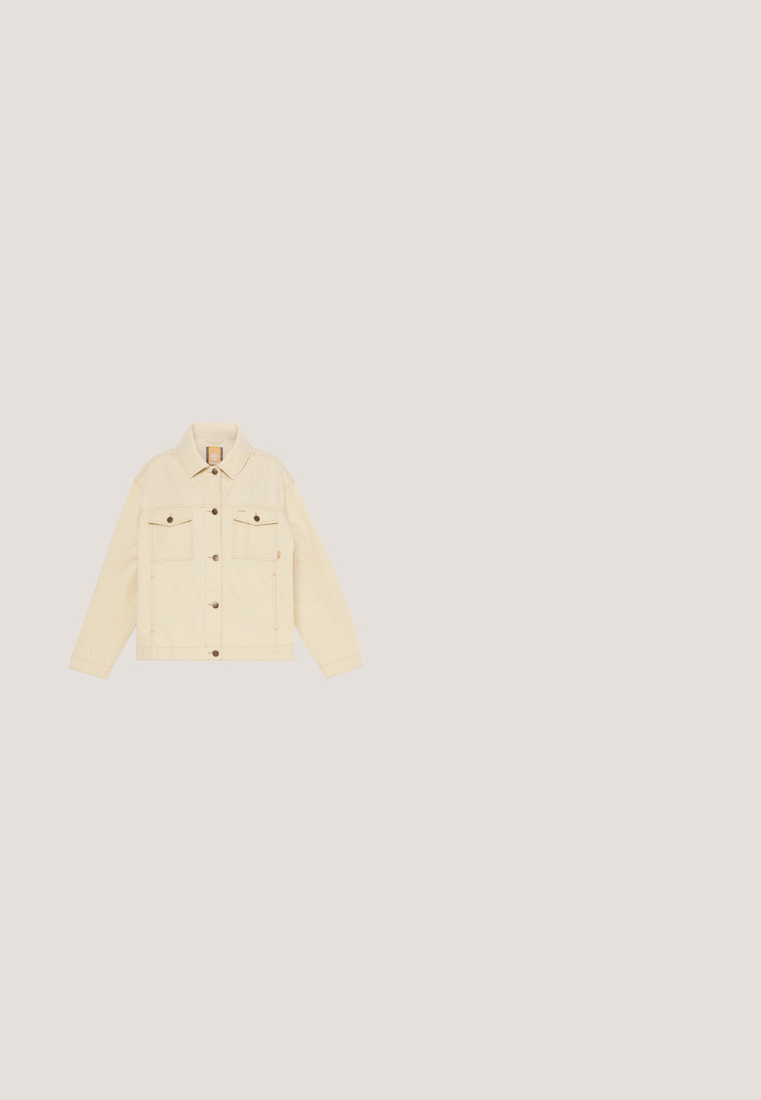 Chaqueta vaquera beige con mangas largas, dos bolsillos en el pecho, botones de cobre y diseño de cuello clásico. Textura plana y suave.; Polo de manga corta azul claro con rayas horizontales azul marino y cuello azul marino, con cuatro botones blancos en la parte delantera.; Jeans de mezclilla azul de pierna ancha con cintura alta, cinco bolsillos y costuras en contraste. Desvanecimientos y ligerasImperfecciones visibles en la tela.; Zapatilla azul claro con acentos amarillos, superficie texturada, suela blanca y cordones gris. Punta redondeada y diseño de bajo corte.; Pequeño bolso cruzado rectangular de mezclilla con correa ajustable de color verde oscuro y cierre con cremallera sobre un fondo sencillo.; Collar de cadena de plata con pequeñas cuentas redondas, con un cierre seguro. Textura suave y forma circular, adecuado para superponer con otras joyas.