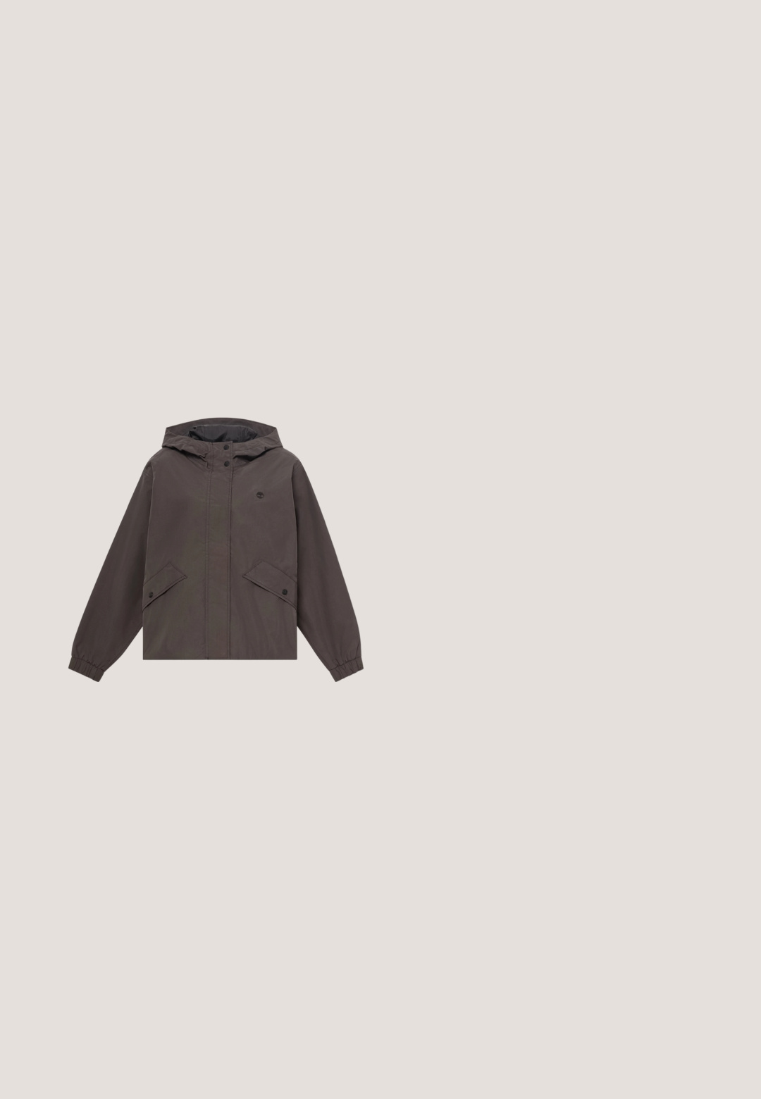 Donkerbruine capuchonjas met voorzakken, knoop- en ritssluiting, elastische manchetten en een klein logo op de borst.; Lichtgrijze trui met ronde hals, lange mouwen en een wit "The North Face"-logo op de borst.; Zwart T-shirt met korte mouwen en witte biezen op de kraag en mouwen, met een bloemenafbeelding en de tekst "ALL OF THE PLACES I WISH TO GO" op de voorkant.; Grijze wijde jeans van denim. Heeft vijf zakken, een sluiting met een knoop en ritssluiting aan de voorkant, en subtiele vervaging op de stof.; Zwarte canvas sneakers met witte veters, een witte rubberen zool, ronde neuzen en een kleine logo-tag aan de zijkant. Laag profiel ontwerp.; Zwarte nylon schoudertas met een gladde textuur, gebogen vorm, verstelbare riem en een klein logo-accent aan de voorkant.