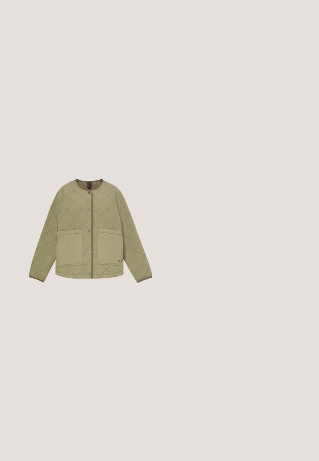 Veste matelassée vert clair avec col rond, boutons-pression sur le devant et deux grandes poches plaquées sur le devant.; Sweat-shirt gris clair à col rond, manches longues et petit logo rouge Levi's sur la poitrine gauche.; Chemise à manches longues, rayée horizontalement en noir et beige, avec un col rond et un petit logo Levi's sur la poitrine gauche.; Jean slim taille haute noir avec poches avant et arrière, fermeture à bouton et passants de ceinture, présentés sur un fond blanc.; Baskets vertes avec un mélange de daim texturé et de tissu lisse, présentant des accents blancs, des lacets roses et une semelle en caoutchouc marron.; Petit sac en denim rectangulaire avec bandoulière ajustable de couleur vert foncé et fermeture zippée sur fond uni.
