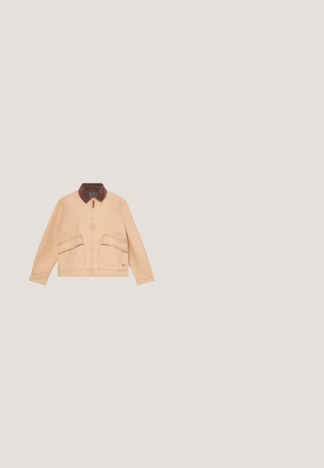 Beige lynlåsjakke med brun manchetkrave, to frontlommer med klap, lange ærmer og subtilt logo nær bundkanten.; Mørkeblå Levi's sweatshirt med lange puffede ærmer, ribstrikkede manchetter og kant samt et lille hvidt Levi's logo på brystet.; Kortærmet poloshirt med horisontale vinrøde, hvide og navy striber og en ensfarvet vinrød krave, lagt fladt på en lys baggrund.; Mørkeblå denim bukser med lige pasform. Har fem lommer, sølvnitter og broderet branding på taljen.; Timberland STONE STREET - Sejlersko - medium beige; Stor mørkeblå stoftaske med brune læderhåndtag og gule syninger, med en lille rektangulær læderlap foran.