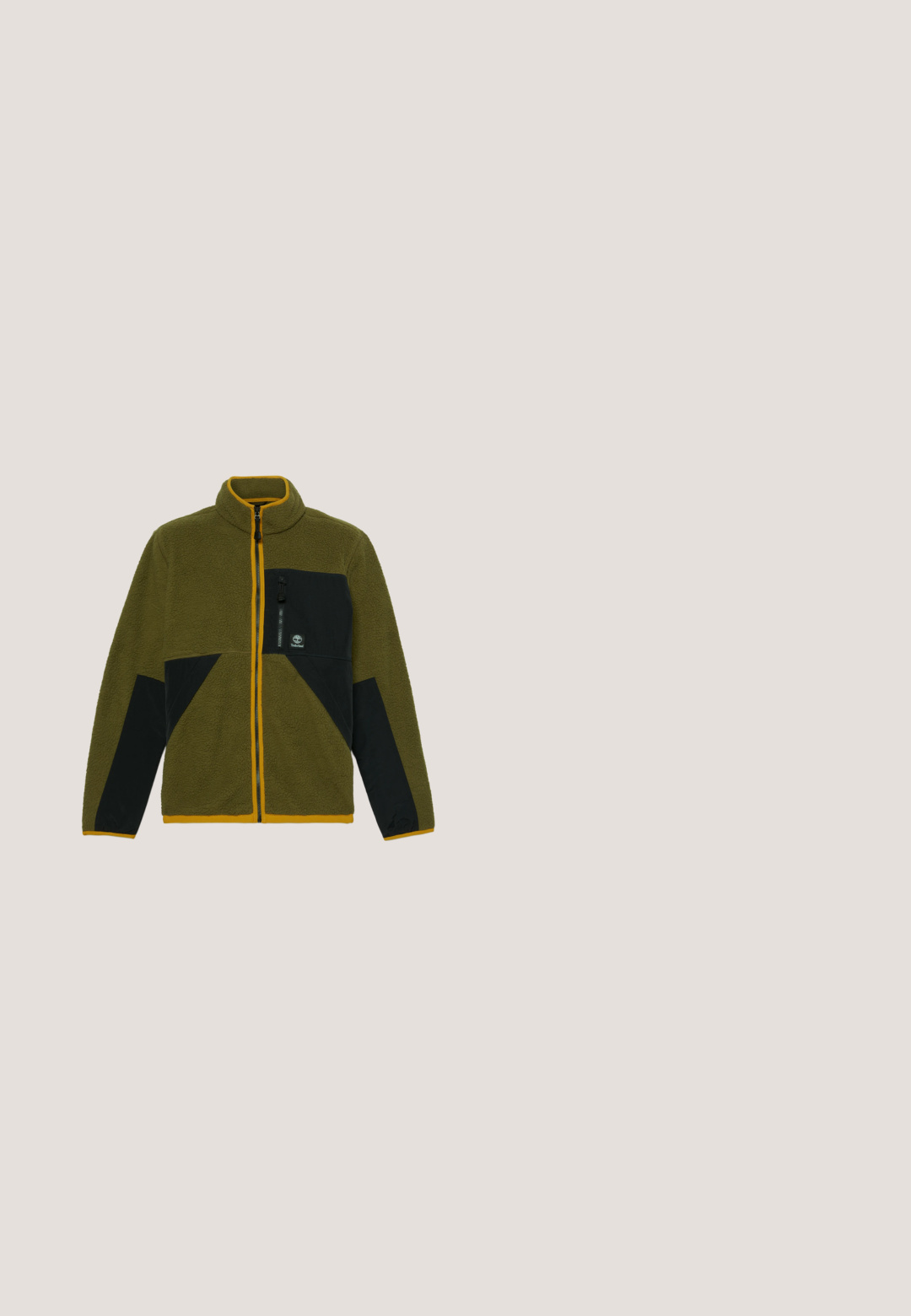 Olivgrüner Fleece-Jacke mit schwarzen Stoffpaneelen auf der Brust und den Ärmeln, durchgehendem Reißverschluss und einer Brusttasche mit Reißverschluss und Timberland-Logo.; Ganzkörper-Militär-Camouflage-Overall mit langen Ärmeln, Frontreißverschluss, mehreren Taschen und elastischen Bündchen an Beinen und Handgelenken.; Olivgrüner Pullover mit kragenähnlichem Ausschnitt, halber Reißverschluss und cremfarbenen horizontalen Streifen. Verfügt über einen gestickten "Les Deux"-Schriftzug.; Braune High-Top-Stiefel aus Canvas mit gummierter Sohle. Zu den Merkmalen gehören ein runder Logo-Patch und passende Schnürsenkel sowie eine hellfarbige Zehenkappe.; Sportive Sonnenbrille mit einem schlanken, rechteckigen braunen Rahmen und einem Verlauf von gelben zu blauen Gläsern, ausgestattet mit einer ausgeprägten Nasenbrücke und strukturierten Bügelgriffen.; Braune rechteckige Duffel-Tasche mit zwei Griffen, verstellbarem Schultergurt, seitlicher Reißverschlusstasche und vorne mit G-STAR gebrandeten Gurten.