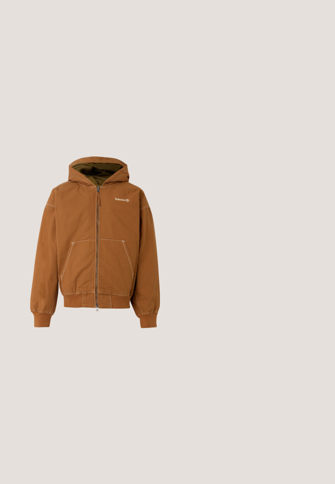 Hnedé zipsové mikina s podšitým kapucňou, prednými vreckami, rebrovanými manžetami a kontrastným šitím. Logo Timberland na hrudi.; Hnedá mikina s dlhými rukávmi a okrúhlym výstrihom so žebrovanými manžetami a lemom, na prednej strane potlačený čierny nápis "DICKIES WORKWEAR 1922".; Hnedé tričko s krátkym rukávom s čiernym nápisom „DICKIES WORKWEAR 1922“ vytlačeným na hrudi, zobrazené na bielom pozadí.; Hnedé rovné nohavice s opaskovými očkami, prednými vreckami a zapínaním na gombík, zobrazené na jednoduchom svetlom pozadí.; Svetlohnedé semišové a plátené stredne vysoké tenisky s hnedými šnúrkami, pútkami a gumovou podrážkou, s logom "Globe" na boku.; Kompaktná olivovo zelená kabelka cez plece s čiernym remienkom, predným vreckom na zips s červenými ťahadlami a nášivkou "montagne" s pruhmi západu slnka.