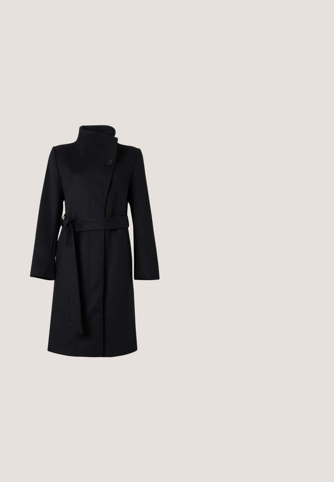 Sort langt uldfrakke med høj krave, enkelt-knaps lukning ved halsen og et bundet bælte i taljen.; Sort turtleneck sweater lavet af blødt, letvægtsmateriale. Har lange ærmer og en tætsiddende stil med høj krave.; Sort slim-fit jeans med to frontlommer, bæltestropper og dobbelt knaplukning, præsenteret på en ensfarvet hvid baggrund.; Sort læder flad sko med spids tå, lav hæl og glat finish, vist fra siden på en lysegrå baggrund.; Nanushka THE ORIGAMI  - Håndtasker - moonbeam/creme; Et par skinnende guld halvmåneformede studøreringe med klare plastikbagstykker på en lys grå overflade.