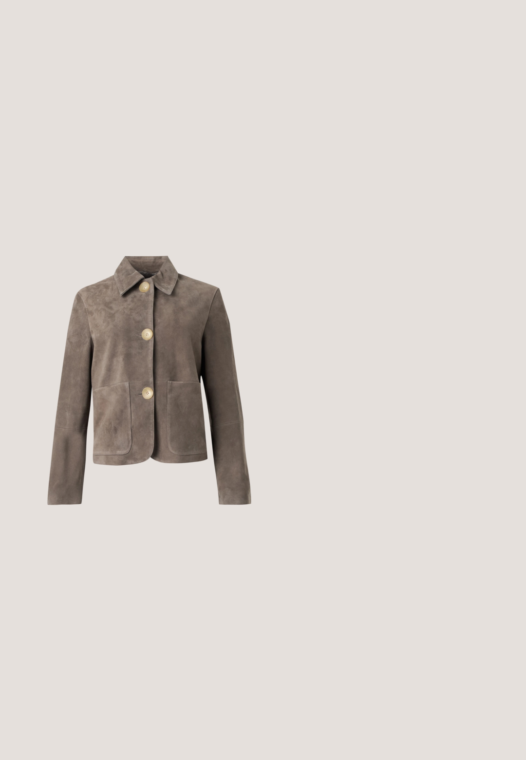 Veste en daim taupe à manches longues, trois grands boutons beige sur le devant, un col et deux poches plaquées devant.; Polo marron à manches courtes avec des rayures blanches horizontales et quatre boutons sur le devant sur un fond clair uni.; Jean en denim bleu clair avec une coupe droite, taille haute et des coutures minimalistes. Style classique à cinq poches avec quincaillerie en métal.; Mocassin penny en daim marron avec bout moc cousu et semelle plate sur un fond blanc uni.; Sac bandoulière en daim marron avec une longue sangle réglable et une fermeture à tour dorée sur le rabat avant.; Boucles d'oreilles créoles en or avec de petites pierres ovales de couleur ambre suspendues à chacune. Le design est simple, avec une texture lisse et des détails minimalistes.