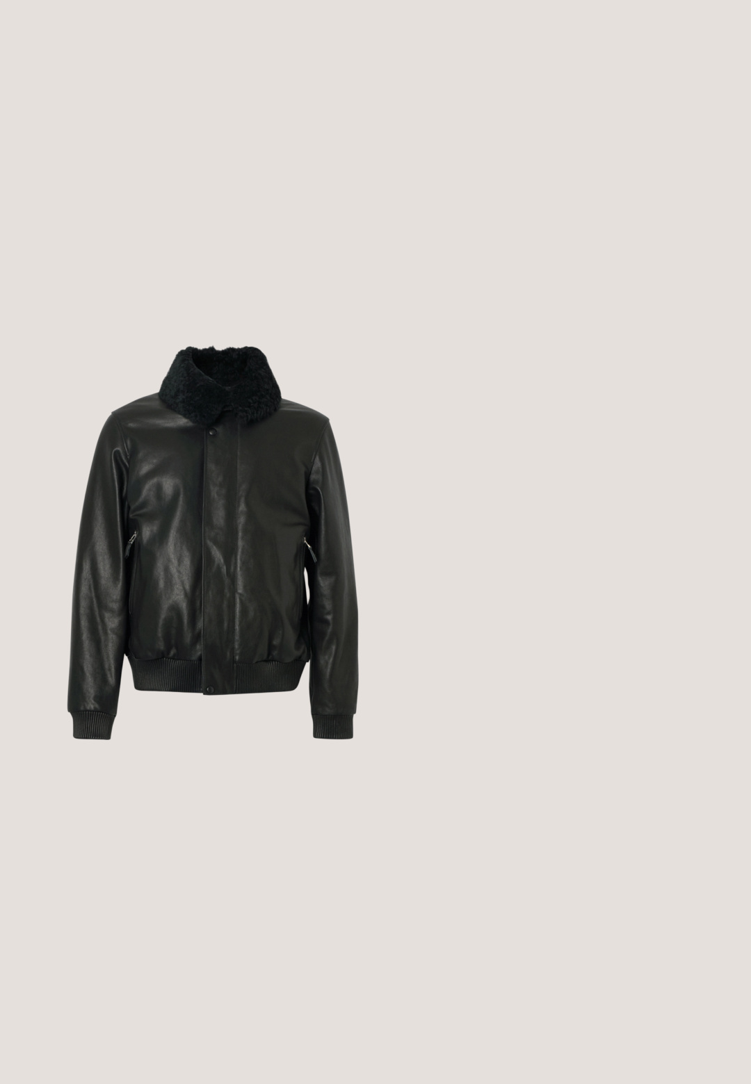 Veste bomber en cuir noir avec un col en fausse fourrure douce, des poignets et un ourlet côtelés, et des poches latérales zippées. Texture lisse, design classique.; Pull noir à manches longues en tissu doux, avec un col rond, des poignets côtelés et un ourlet droit. Design minimaliste, sans motifs.; Chemise blanche à manches longues en tissu lisse, avec un col, une fermeture à boutons sur le devant et un ourlet droit avec des poignets.; Pantalons noirs en tissu lisse, avec un pli à l'avant, une fermeture à bouton et des ourlets roulés à la cheville.; Bottine noire en matériaux en daim et cuir, à bout rond, petit talon, accent métallique argenté sur le bout et panneaux latéraux élastiques.; Mallette en cuir noir avec doubles poignées, bandoulière amovible et petit texte de logo à l'avant, sur un fond uni clair.