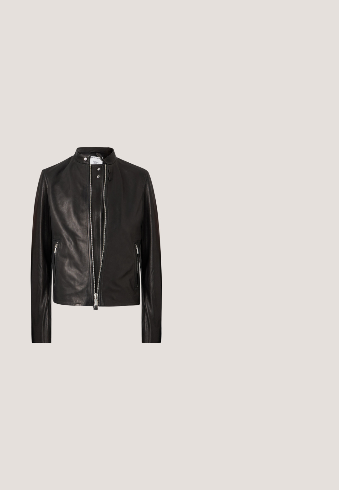 Chaqueta de cuero negro con cuello de pie, dos bolsillos laterales con cremallera y cierre frontal con doble cremallera parcialmente abierto sobre fondo blanco.; Sudadera negra de manga larga con cuello redondo, con sutil ribete blanco y pequeño texto blanco en el cuello sobre un fondo liso.; Camisa polo blanca de algodón, con un logotipo bordado en negro de "Maison Kitsuné" en el pecho izquierdo. Mangas cortas y cuello estándar.; Pantalones deportivos negros hechos de un material liso y elástico. Cuentan con una cintura elástica y bolsillos laterales. Diseño simple de pierna recta.; Botas de cuero negras hasta el tobillo con una textura lisa, puntera redonda y suela resistente. Presentan una pestaña trasera para facilitar su puesta y un diseño minimalista.; Bolso bandolera de nylon negro con herrajes plateados, cremallera superior, bolsillo delantero y logotipo en relieve. Correa ajustable incluida.