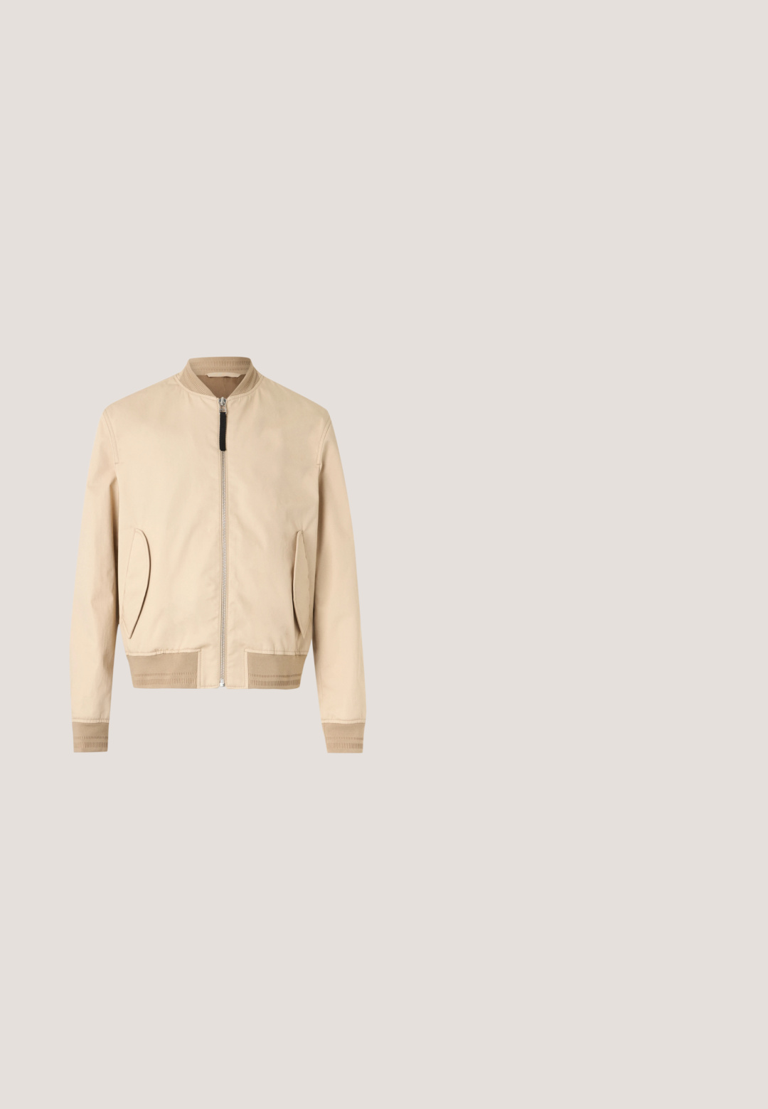 Beige Bomberjacke mit Frontreißverschluss, geripptem Kragen, Bündchen, Saum und schrägen Vordertaschen auf weißem Hintergrund.; Langarm, geripptes Strickoberteil in Off-White mit Rundhalsausschnitt und enganliegenden Bündchen, das eine lockere Silhouette bietet.; Langärmliges Hemd mit Knopfverschluss im braun-beigen Karomuster. Verfügt über einen Kragen, eine Brusttasche und schwarze Knöpfe entlang der Vorderseite.; Schwarze maßgeschneiderte Hosen mit glatter Textur, geradem Bein, sicherem Bund und ohne sichtbare Muster oder Verzierungen.; Schwarze Leder-Chelsea-Stiefel mit elastischen Seitenpaneelen, einer Schlaufe für einfaches Anziehen und einer robusten Gummisohle mit strukturiertem Grip.; Schwarze Tragetasche mit vorderer Reißverschlusstasche und zwei Griffen, vor einfachem hellem Hintergrund.