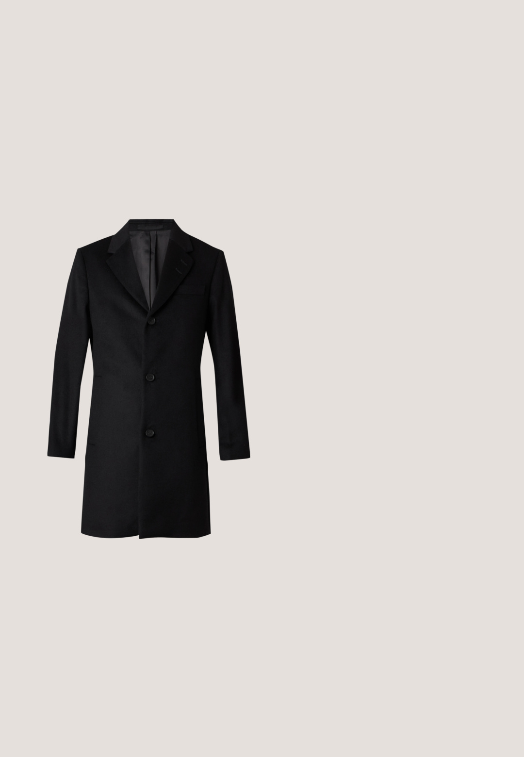 Manteau long noir sur mesure avec trois boutons sur le devant et col à revers cranté sur fond blanc.; Pull noir côtelé à manches longues et col rond. Fabriqué en tissu tricoté doux, avec une coupe décontractée et sans détails matériels visibles.; Chemise blanche à manches longues avec boutons, col et poignets, présentée à plat sur un fond clair uni.; Pantalon noir taille haute, sur-mesure, avec passants pour ceinture, plis sur le devant, fermeture par bouton et jambes droites larges sur fond clair.; Baskets en cuir verni noir avec un bout arrondi, un laçage, une semelle en caoutchouc texturé et une finition lisse.; Ceinture en cuir noir avec une grande boucle argentée de style western, enroulée sur un fond neutre.
