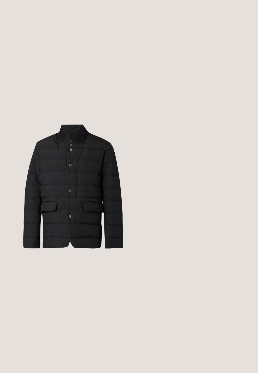 Schwarze gesteppte Jacke mit hohem Kragen, Druckknopfverschluss vorne und zwei vorderen Klappentaschen, auf einem einfarbigen Hintergrund dargestellt.; Schwarzer Langarmpullover aus weichem Strickmaterial. Rundhalsausschnitt, gerippte Bündchen und Saum. Minimalistisches Design ohne sichtbare Muster oder Knöpfe.; Flanellhemd mit einem schwarz-weißen-grauen Karomuster und braunen Akzenten. Lange Ärmel, durchgehende Knopfleiste und klassischer Kragen.; Schwarze Denim-Jeans mit geradem Bein, fünf Taschen und Druckknopfverschluss. Glatte Textur mit dezenten Nähten.; Niedriger dunkelgrauer Ledersneaker mit schwarzen Schnürsenkeln und Sohle, minimalistisches Design, Seitenprofil vor einem schlichten hellen Hintergrund.; Schwarze strukturierte rechteckige Lederaktentasche mit Doppelgriffen, vorderer Reißverschlusstasche und verstellbarem Schultergurt, auf weißem Hintergrund dargestellt.