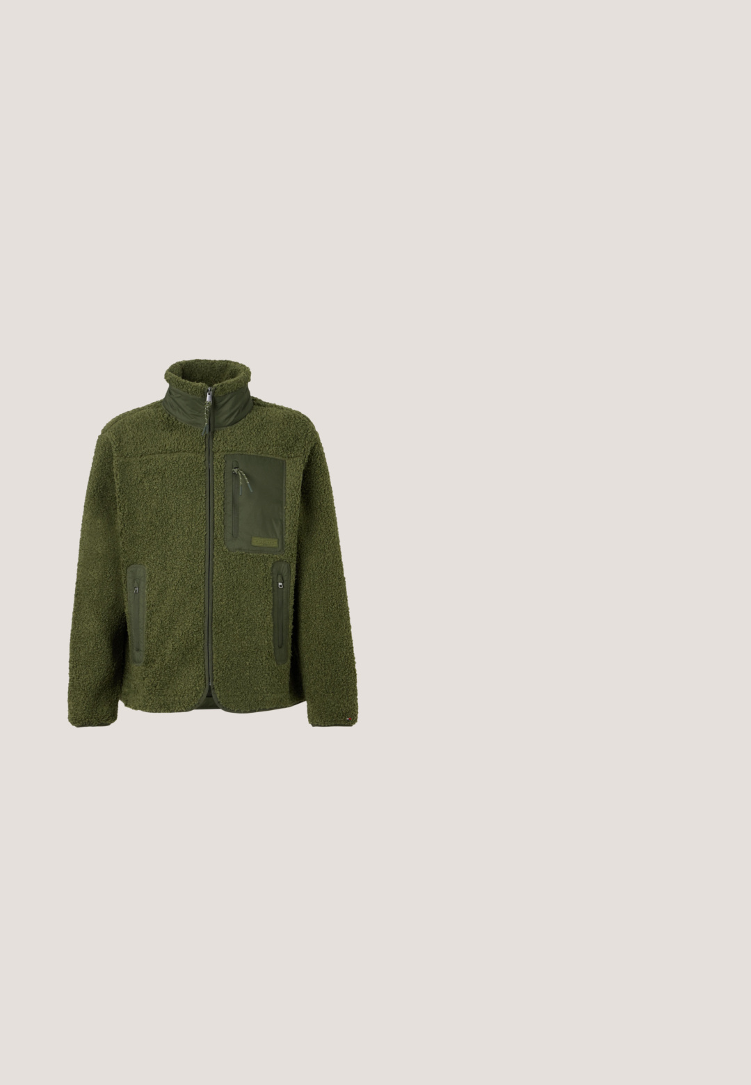 Grüne Fleecejacke mit hohem Kragen, strukturiertem Oberflächenmaterial, aufgesetzter Brusttasche mit Reißverschluss und Seitentaschen. Verfügt über einen geraden Schnitt und eine einfarbige Ausführung.; Hellbeiger Pullover mit langen Ärmeln, rundem Ausschnitt, gerippten Bündchen und kleinem schwarzem "BOSS"-Logo auf der Brust. Glatte Textur, lässiges Design.; Himmelblaues Diesel T-Shirt mit kurzen Ärmeln und rundem Ausschnitt, mit metallic ovalem Logo auf der Brust, präsentiert auf einfarbigem Hintergrund.; Hellblaue Jeans aus Denim mit geradem Schnitt, ausgestattet mit Fronttaschen, einem Reißverschluss und subtilen Verfärbungen im gesamten Stoff.; Schwarze Lederstiefelette mit glänzender Oberfläche, Schnürdesign, gepolstertem Kragen und einer robusten Gummisohle mit Traktionsnoppen.; Schwarze Guess Umhängetasche mit grauem Logo-Muster, vorderer Reißverschlusstasche, verstellbarem Riemen und hellorangefarbener rechteckiger Anhängernummer.