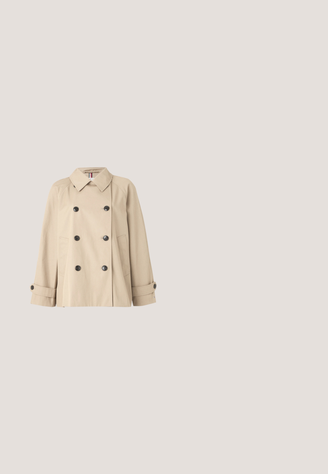 Beige trench coat with double-breasted buttons, black hardware, a wide collar, and side pockets. Features cuffed sleeves and a smooth texture.; Raidallinen villapaita punaisena ja vaaleansinisenä, pehmeästä, pörröisestä materiaalista. Ominaisuuksina leveät vaakasuorat raidoitukset ja pyöreä kaula-aukko.; Valkoinen pitkähihainen nappipaita ohuilla pystysuorilla laivastonsinisillä raidoilla, terävä kaulus ja vasemmassa hihansuun kalvassa kirjailtu laivastonsininen polopelaajan logo.; Beiget suoralahkeiset housut, joissa napin ja vetoketjun suljenta, etutaskut, vyölenkit ja silitysraita lahkeissa.; Nahka loafersit vaaleanruskeana, kärjellinen muoto, koristeellinen hopeinen yksityiskohta ja matala musta korko. Sileä pinta ja minimalistinen muotoilu.; Beige rakenteinen käsilaukku, jossa on kaksinkertaiset yläkahvat, irrotettava olkahihna ja hillitty Guess-logo edessä keskellä.