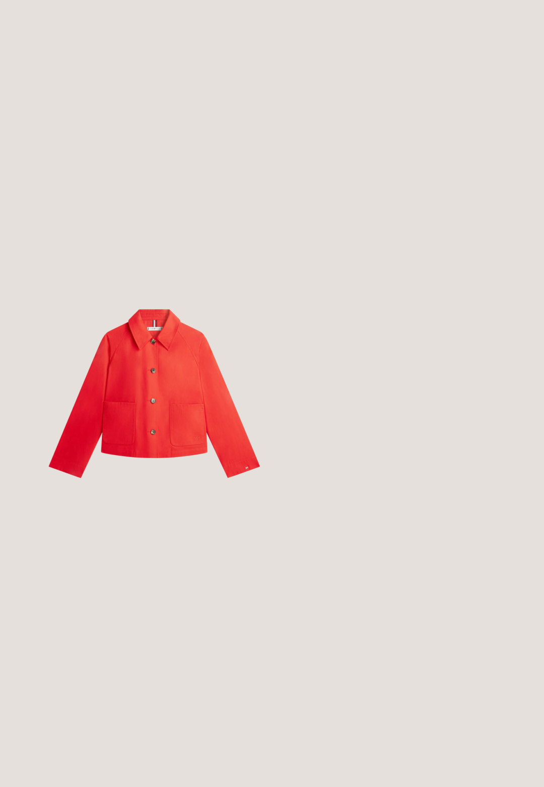 Chaqueta roja de manga larga con botones, dos bolsillos delanteros, cuello clásico y dobladillo recto.; Vestido rojo con escote en V, mangas tres cuartos y detalles fruncidos en la cintura y la espalda. La tela parece suave y ligera.; Zapato de tacón alto de cuero rojo con punta en forma de pico, tacón stiletto delgado y suela beige, mostrado de lado sobre un fondo blanco.; Gafas de sol negras de gran tamaño con un acabado brillante y lentes rosa degradado. Presentan un acento de logo dorado en la patilla. Diseño angular y moderno.; Bolso de mano de cuero rojo con un acento de herrajería dorada y cierre de solapa. Incluye una correa desmontable y textura suave. Forma rectangular compacta.; Accesorios en forma de corazón rojo, hechos de un material brillante con una textura suave. Dos corazones situados uno junto al otro sobre un fondo blanco.