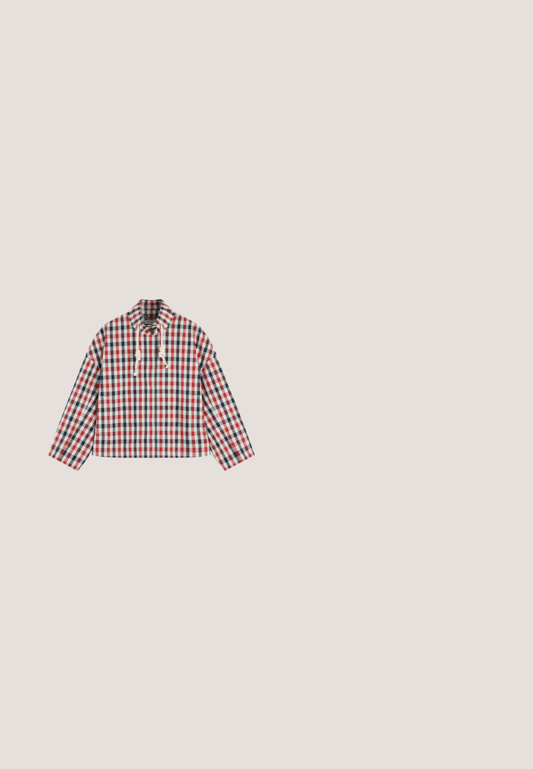 Rood, wit en marineblauw geruit trui met lange mouwen, hoge kraag en witte trekkoordknopen bij de halslijn.; Lichtgele Tommy Hilfiger sweatshirt met witte logotekst en een klein vlagembleem op de linker mouwboord, ronde hals en geribbelde zoom.; Rood-wit gestreept shirt met lange mouwen, een boothals en een klein geborduurd logo op de borst.; Lichtblauwe jeans met rechte pijpen, voor- en achterzakken, riemlussen en knoopsluiting, plat liggend op een witte achtergrond.; Witte lage Lacoste sneaker met gouden logo aan de zijkant, witte veters en rubberen zool tegen een neutrale achtergrond.; Rode leren schoudertas met zilveren rits, decoratieve rode gevlochten strik met hartvormige hanger, en klein rechthoekig metalen logo plaatje.