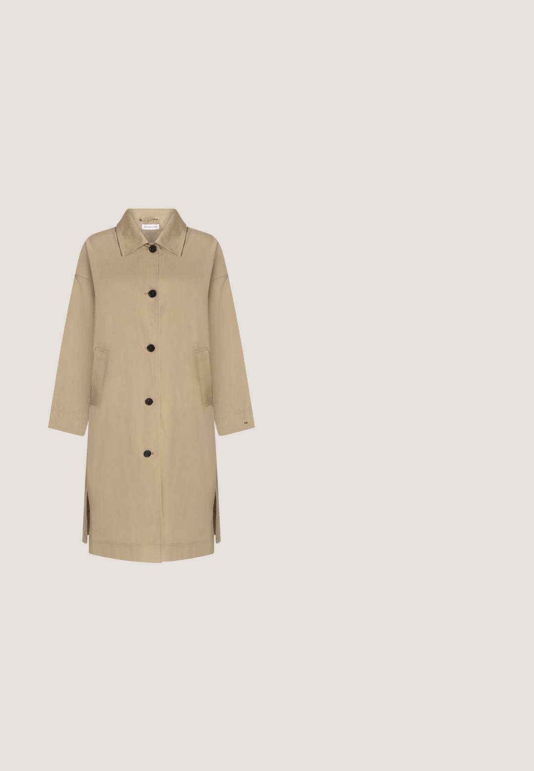 Beige lang trenchcoat med sorte knapper, spids krave, sideslidser og to forlommer, vist på ensfarvet baggrund.; Nærbillede af en beige strikket trøje med lynlås og forlomme, båret over lyse bukser.; Lys grå langærmet t-shirt lavet af blødt bomuldsblandingsstof. Den har en rund halsudskæring og en tætsiddende silhouette uden mønstre eller accenter.; Løse beige bukser med elastik i taljen og snøre, vide ben, lavet af letvægtsstof.; Brun læder ankelstøvle med elastiske sidepaneler, struktureret overflade og rund tå. Har en tyk gummisål og en trækketap.; Brun fletnet stor taske med to robuste håndtag, der har en struktureret overflade og et rummeligt design, egnet til daglig brug.