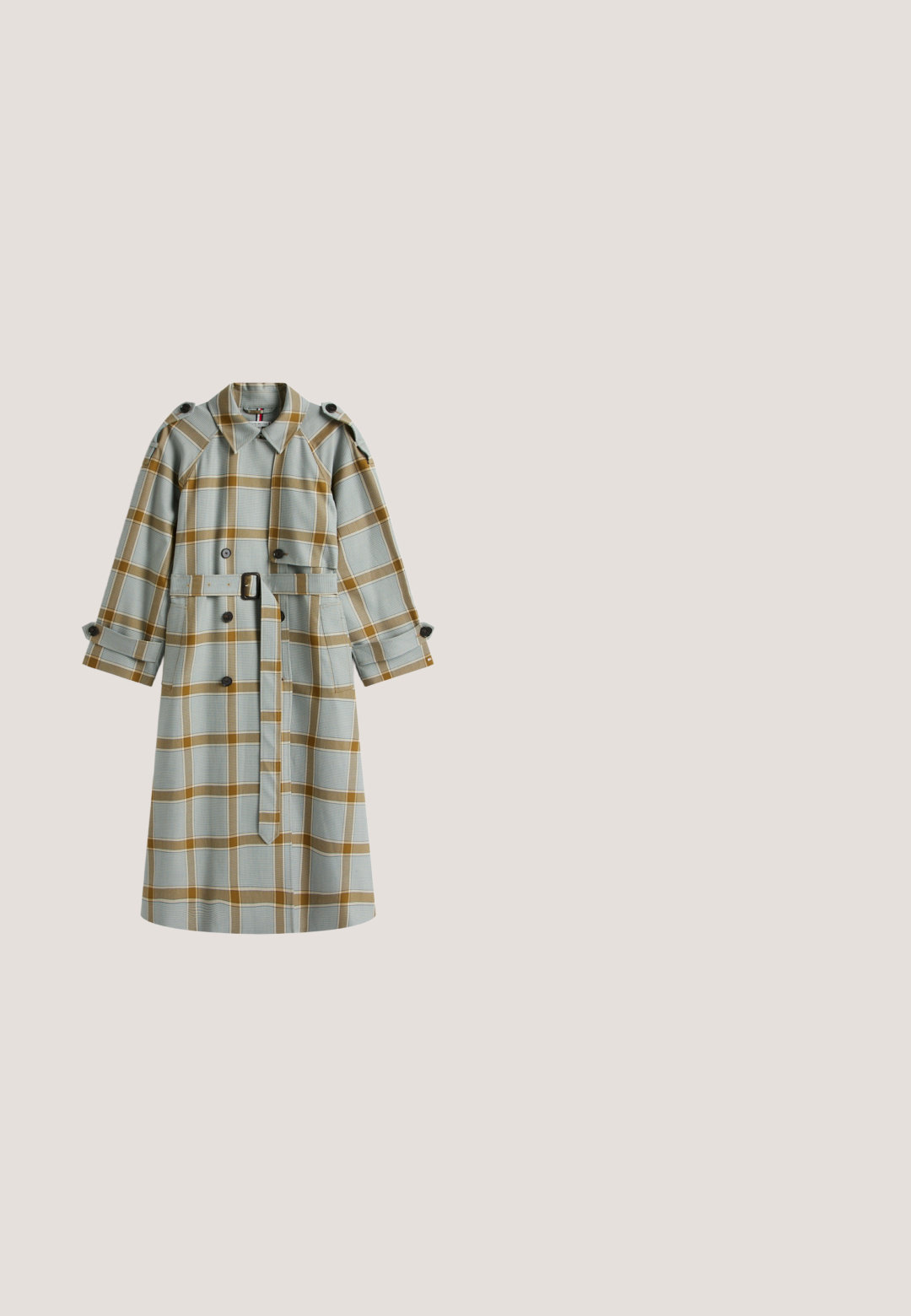 Manteau trench long à carreaux en bleu clair et moutarde. Doté d'une ceinture à la taille, de boutons croisés et d'épaulettes. Tissu en mélange de coton.; Pull noir cropped en tissu tricoté avec un col en V, arborant un logo en broderie « TOMMY JEANS » en rouge et blanc sur le devant.; Lee LONG SLEEVE LS_TURTLE_NECK FOR WOMENS - SLIM FIT - T-shirt à manches longues - unionall black; Jean en denim noir avec une coupe droite, présentant une taille haute, un design à cinq poches, une fermeture à bouton en métal et des détails de couture minimalistes.; Bottine en cuir noir à talon haut avec semelle épaisse, lacets à l’avant, languette de tirage et petit logo Tommy Jeans sur le côté.; Sac bandoulière en cuir noir matelassé avec bandoulière chaîne dorée et logo "TH" doré au centre devant.
