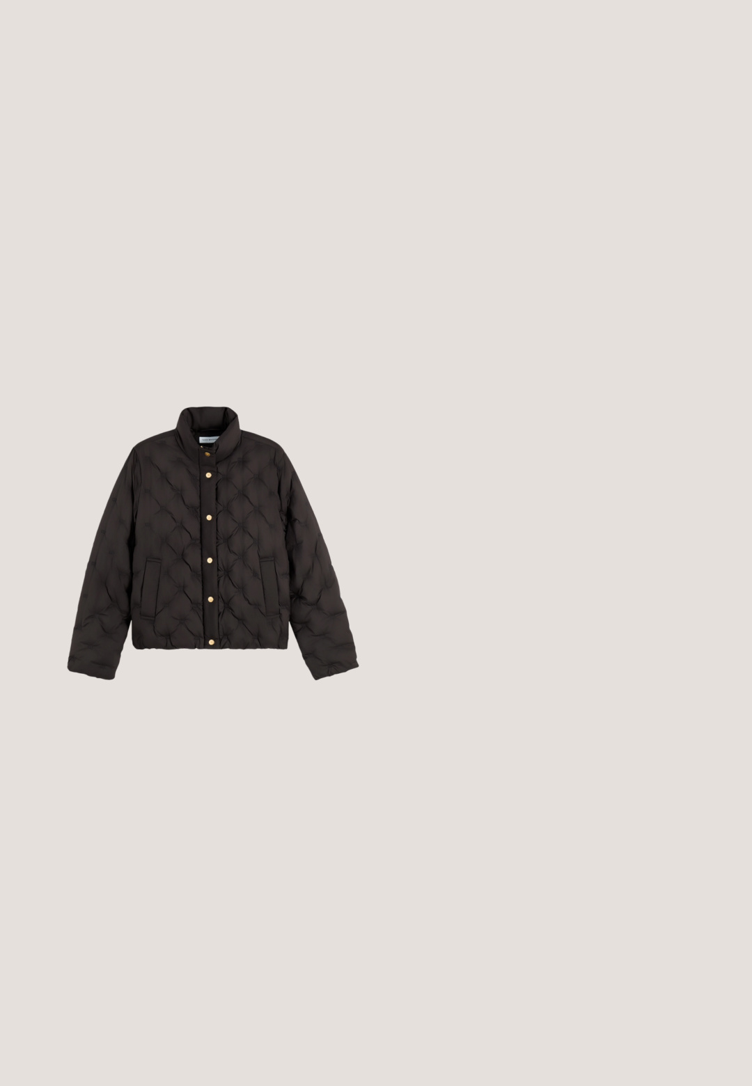 Veste matelassée noire avec boutons-pression dorés, col montant, manches longues et deux poches avant, posée à plat sur fond blanc.; Pull gris clair en maille torsadée avec manches longues, poignets, ourlet et col rond côtelés, avec un petit logo sur la poitrine.; Jean en denim gris avec une coupe droite, texture usée, décoloration subtile, rivets en cuivre et une fermeture à bouton classique.; Bottines en suède noir avec un bout rond, des coutures subtiles et un accent noir brillant. Elles disposent d'un petit talon et du logo GANT sur le côté.; Sac à main en cuir souple noir avec deux bandoulières et détails à cordon sur les côtés, petit logo de marque doré au centre avant.; Boucles d'oreilles en argent avec un design lisse et arrondi, accentuées par une petite rayure rouge, blanche et bleue. Fermoir à tige sécurisé.