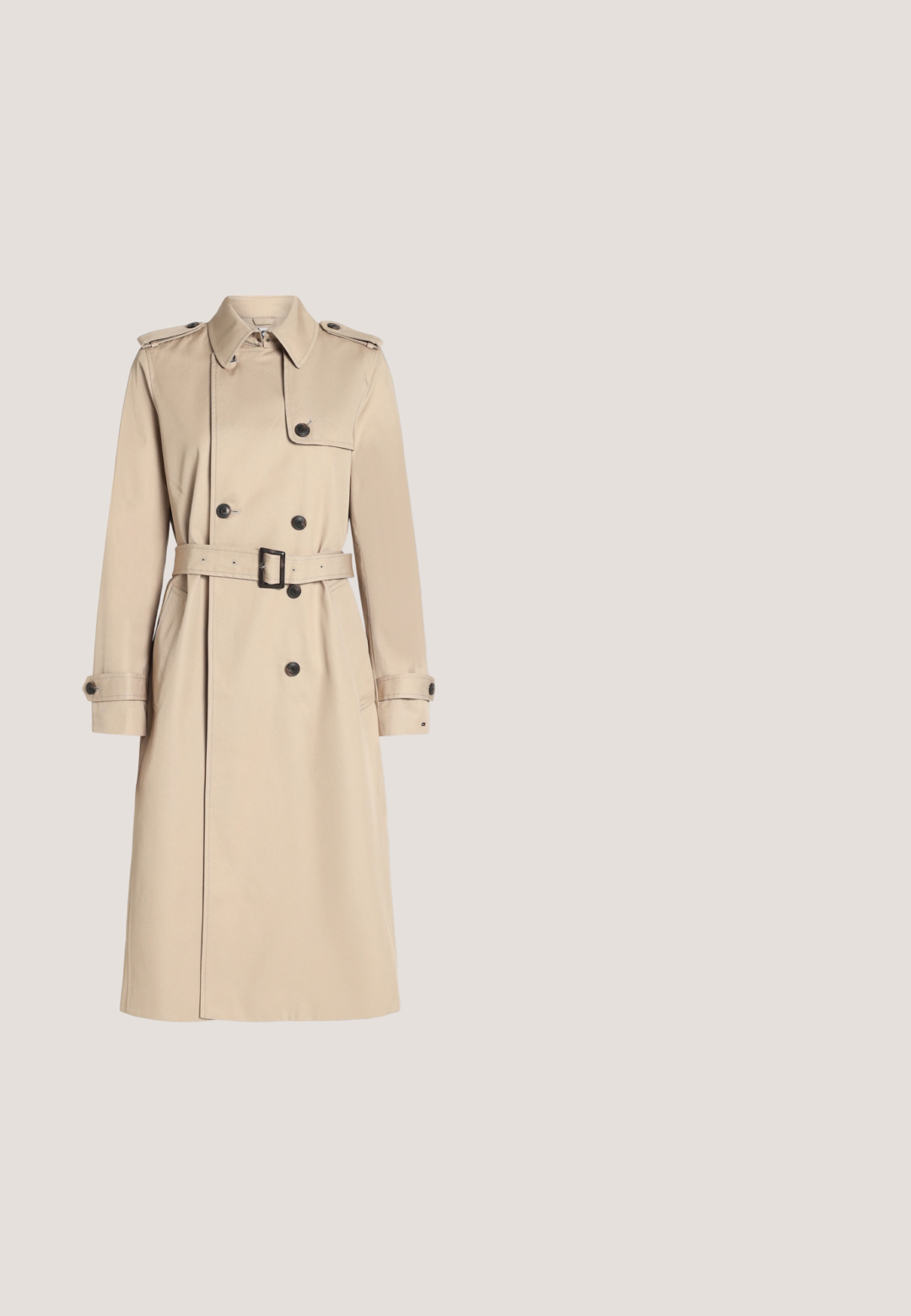 Beige lang trenchcoat med dobbeltradede knapper, bælte i taljen, skulderklaffer og knaplukning på ærmerne.; Navyblå langærmet skjorte med hvide vandrette striber, rund hals og en lille logotag på venstre ærmekant.; Marineblå skræddersyede bukser med bæltestropper, sidelommer, forreste presning og lige ben pasform.; Sorte læder balletflade med en rund tå, glat tekstur og en gulds logoaccent på siden. Placeret over en reflekterende overflade.; Kvadratisk cremefarvet tørklæde med sorte stiliserede bogstaver "AS" i midten og en sort kant med flere linjer.; Sort læder DKNY crossbody taske med guldlogo, klaplukning, aftagelig rem og guldtag hængende fra siden.