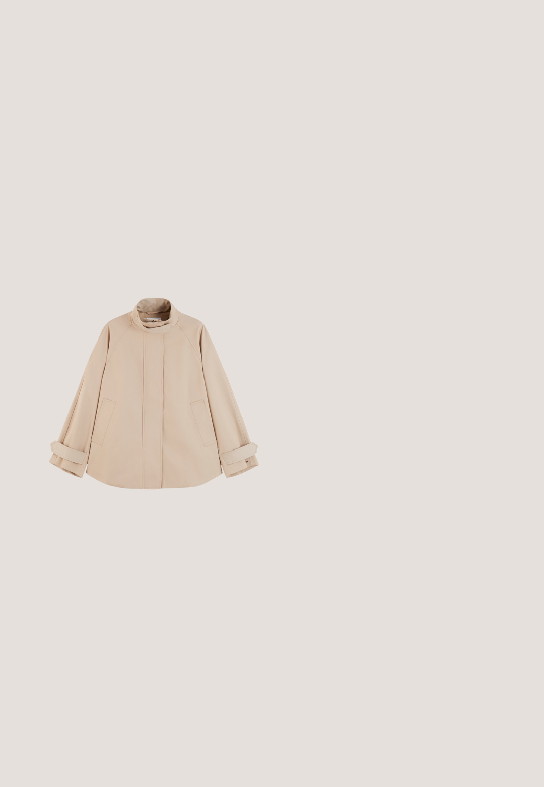 Veste beige à manches longues avec col montant, fermeture à rabat sur le devant, poches latérales et détails de sangles réglables aux poignets.; Haut sans manches en tissu blanc avec un col montant et un passepoil noir autour de l'encolure et des emmanchures. Texture lisse et design ajusté.; Mini-jupe beige avec plis devant, pattes décoratives boutonnées à la taille, et finition en tissu lisse et structuré.; Mocassin beige pour femmes avec un avant en tissu à motifs, détail en métal doré sur la sangle et semelle en caoutchouc avec des picots de traction, présenté en profil latéral.; Sac à main Guess couleur crème avec doubles anses, bandoulière amovible et étiquette en cuir de marque sur fond blanc uni.; Bracelet en or et boucles d'oreilles assorties à clou avec des motifs de papillon ornés de petits cristaux clairs sur fond blanc.