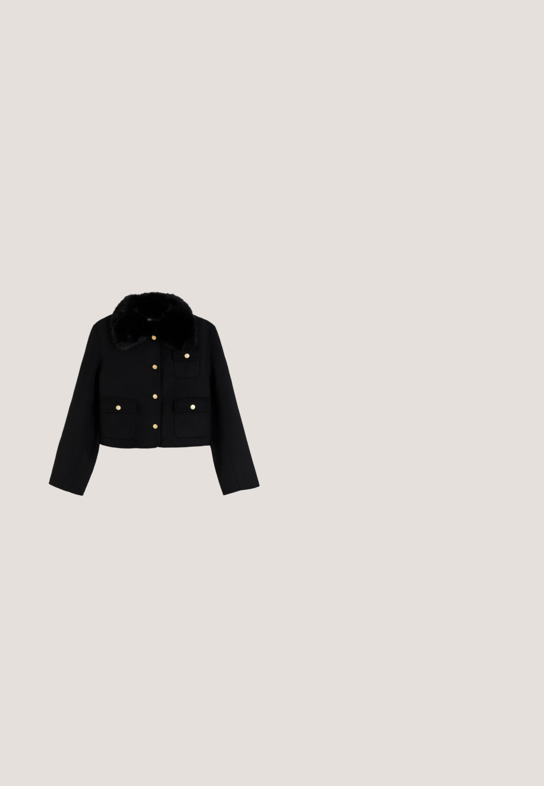 Veste courte noire avec manches longues, col en fausse fourrure, boutons dorés sur le devant et sur trois poches avant.; Pull en maille noire à col roulé avec un ourlet côtelé et un motif en tricot torsadé, doté de manches longues et d'un col structuré.; Jean évasé en denim bleu foncé avec une taille haute, fermeture à boutons et zip devant, et un design classique à cinq poches.; Bottines noires en daim avec un col en fourrure noire douce et texturée, et un accent en boucle en métal doré sur le côté. Semelle plate.; Sac fourre-tout en cuir noir avec deux poignées et un petit emblème logo doré centré près du bas.; Boucles d'oreilles en argent avec un design lisse et arrondi, accentuées par une petite rayure rouge, blanche et bleue. Fermoir à tige sécurisé.