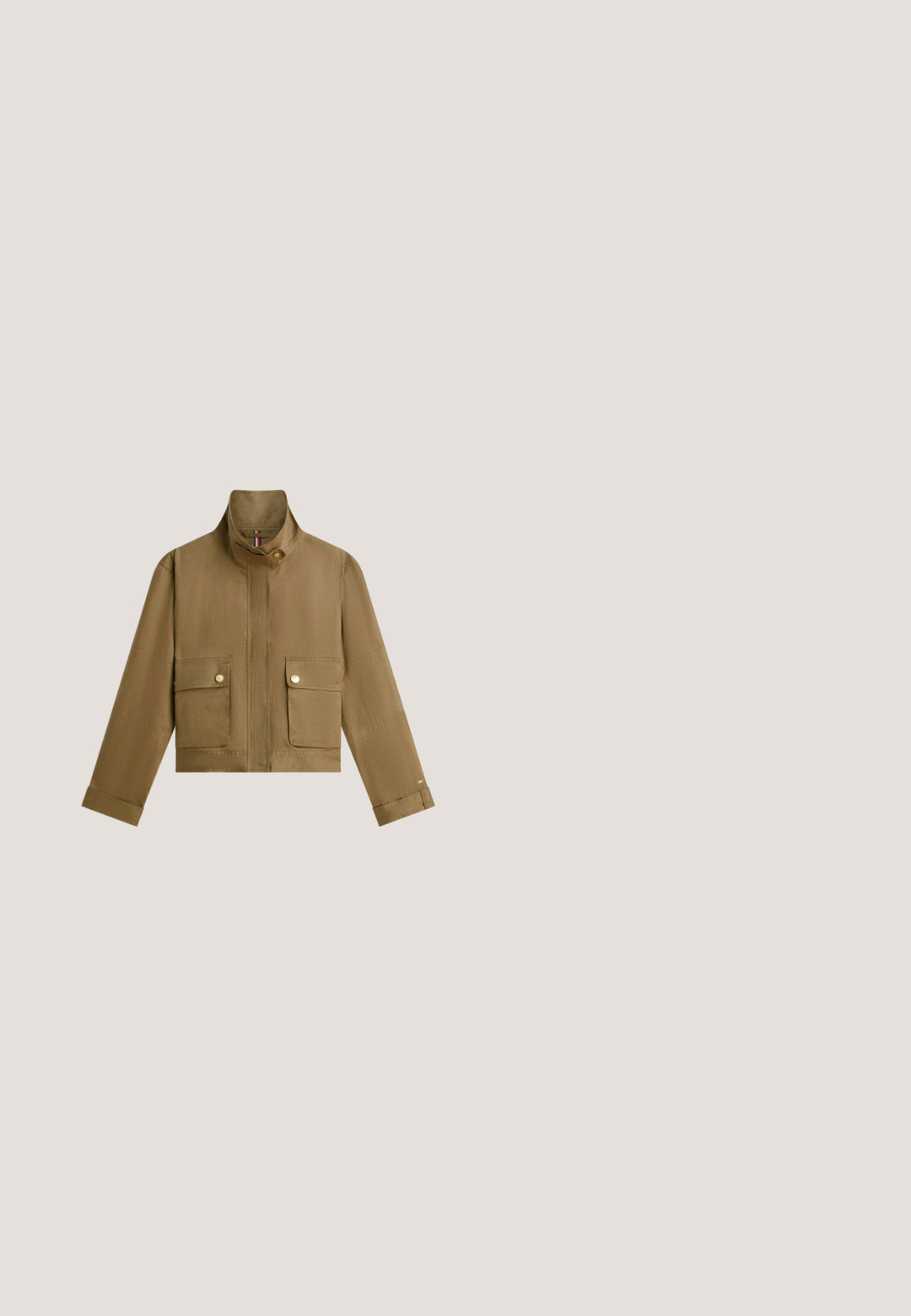 Veste courte kaki avec col montant, poches à rabat avec boutons sur le devant, manches longues, et fermeture frontale dissimulée.; Pull en tricot léger bleu clair à manches courtes avec texture côtelée, col rond et ourlet fini. Doté de manches raglan pour un ajustement décontracté.; Pantalon sur mesure bleu clair avec passants pour ceinture et coupe droite, présenté sur un fond blanc uni.; Sandale plate jaune avec trois fines lanières et un détail décoratif en forme de papillon découpé sur fond blanc.; Sac à bandoulière rectangulaire beige avec une longue sangle, fermeture éclair, et design minimaliste sur un fond uni.; Boucles d'oreilles en métal doré présentant un design circulaire avec deux sphères, l'une plus grande et texturée, et une petite boule polie en haut.