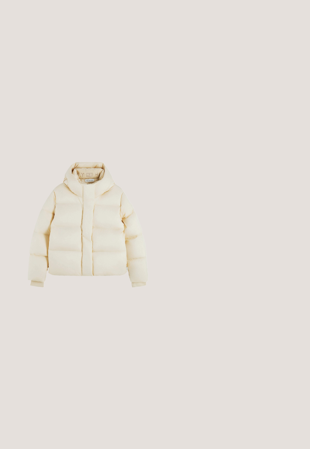Cremefarbene Steppjacke mit hohem Kragen, gesteppten Bereichen und gerippten Bündchen an langen Ärmeln, dargestellt auf weißem Hintergrund.; Beige T-Shirt mit kurzen Ärmeln, Rundhalsausschnitt und dem "Guess"-Logo, das in passendem beigen Garn über der Brust gestickt ist.; Weite, hellblaue Jeans mit einem verwaschenen Look, zwei Gesäßtaschen und einem glatten Finish. Verfügt über einen klassischen Knopf- und Reißverschluss.; Beiger gestrickter Low-Top-Sneaker mit weißer Sohle, Schnürung vorne und GUESS-Logo auf der Fersenlasche und Zungenlasche.; Beige strukturierte Handtasche mit doppelten oberen Griffen, feiner Naht und verprägtem "GUESS COLLECTION" Logo vorne in der Mitte.; Goldene Kettenarmband mit einem herzförmigen Anhänger mit Strasssteinen und einem Logo, neben einem dreieckigen Tag. Verstellbarer Verschluss für eine optimale Passform.