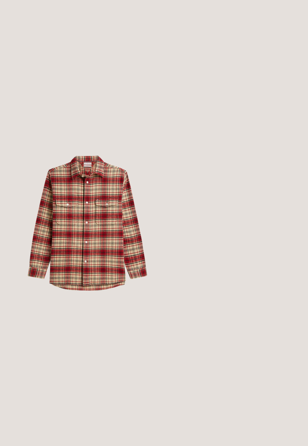 Langærmet skjorte med knapper med rødt, creme og sort ternet mønster og to brystlommer med knapklapper.; Brun canvasjakke med krave, frontlukning med knapper, to brystlommer og struktureret stof. Militær-inspireret design.; Olivengrønne bomuldsbukser med lige pasform, knaplukning og minimale syninger. Glat tekstur uden tydelige mønstre.; Brune læderankelstøvle med beige sål på et struktureret beige tæppe ved siden af et rundt træbord med stakke af bøger.; Grøn stof messenger taske med brune læderdetaljer, en frontklap, justerbar skulderrem og lynlåslukning på toppen. Har guld hardware.; Brun læderbælte med en børstet metalspænde, har en glat tekstur og et klassisk design. Remmen bliver smallere mod enden.