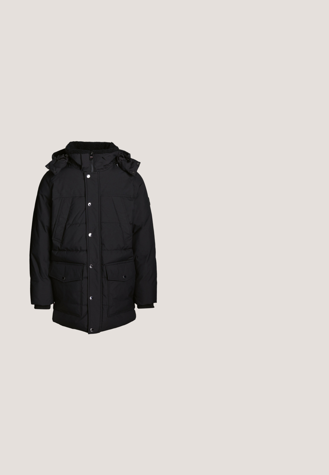 Schwarze Pufferjacke mit Kapuze aus Kunstfell, durchgehendem Reißverschluss, Druckknopfverschluss vorne, zwei großen Klappentaschen und elastischen Bündchen.; Roter gerippter Pullover mit Rundhalsausschnitt und langen Ärmeln, aus strukturiertem Stoff mit einem kleinen Markenemblem auf der linken Brust.; Weißes Kurzarm-T-Shirt mit "TOMMY JEANS" in Rot, Blau und Gelb über der Brust gedruckt und einem kleinen Logo auf dem linken Ärmel.; Graue Jeans aus Denim mit geradem Bein, Fünf-Taschen-Design, dezenter Ausbleichung und Gürtelschlaufen. Keine sichtbaren Logos oder Verzierungen.; Schwarzer Lederstiefel mit strukturierter Oberfläche, runder Zehenform, Knöchelhöhe und metallischen Ösen für die Schnürsenkel. Robuste, dicke Gummisohle.; Schwarze Crossbody-Tasche aus genarbtem Leder mit verstellbarem Riemen, Tommy Hilfiger-Logo und Metallflaggenemblem auf der Vorderseite.