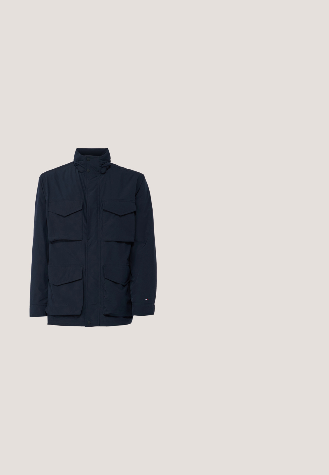 Dunkelblaue Jacke mit hohem Kragen, Druckknopfverschluss und vier Fronttaschen. Hergestellt aus einem glatten, wetterbeständigen Stoff.; Navy V-Ausschnitt-Pullover aus weichem Material, mit langen Ärmeln und einem kleinen gelben gestickten Logo auf der linken Brustseite.; Marineblaue T-Shirt aus Baumwolle mit Rundhalsausschnitt und kurzen Ärmeln. Verfügt über einen beige farbenen Saum und ein kleines, in Gold gesticktes Logo.; Hellblaue Jeans mit geradem Schnitt, fünf Taschen und Gürtelschlaufen. Der Stoff hat eine glatte Textur mit einem leichten Verblassungseffekt.; Braune Wildleder-Ankle-Boots mit schwarzen Ösen und Schnürsenkeln, runder Zehenpartie und einer schwarzen Gummisohle. Zeigt eine strukturierte Oberfläche und eine Fersenschlaufe.; Marineblaue Lacoste Messenger-Tasche mit verstellbarem Riemen und Logo-Patch auf der Vorderklappe, vor einem schlichten hellen Hintergrund.