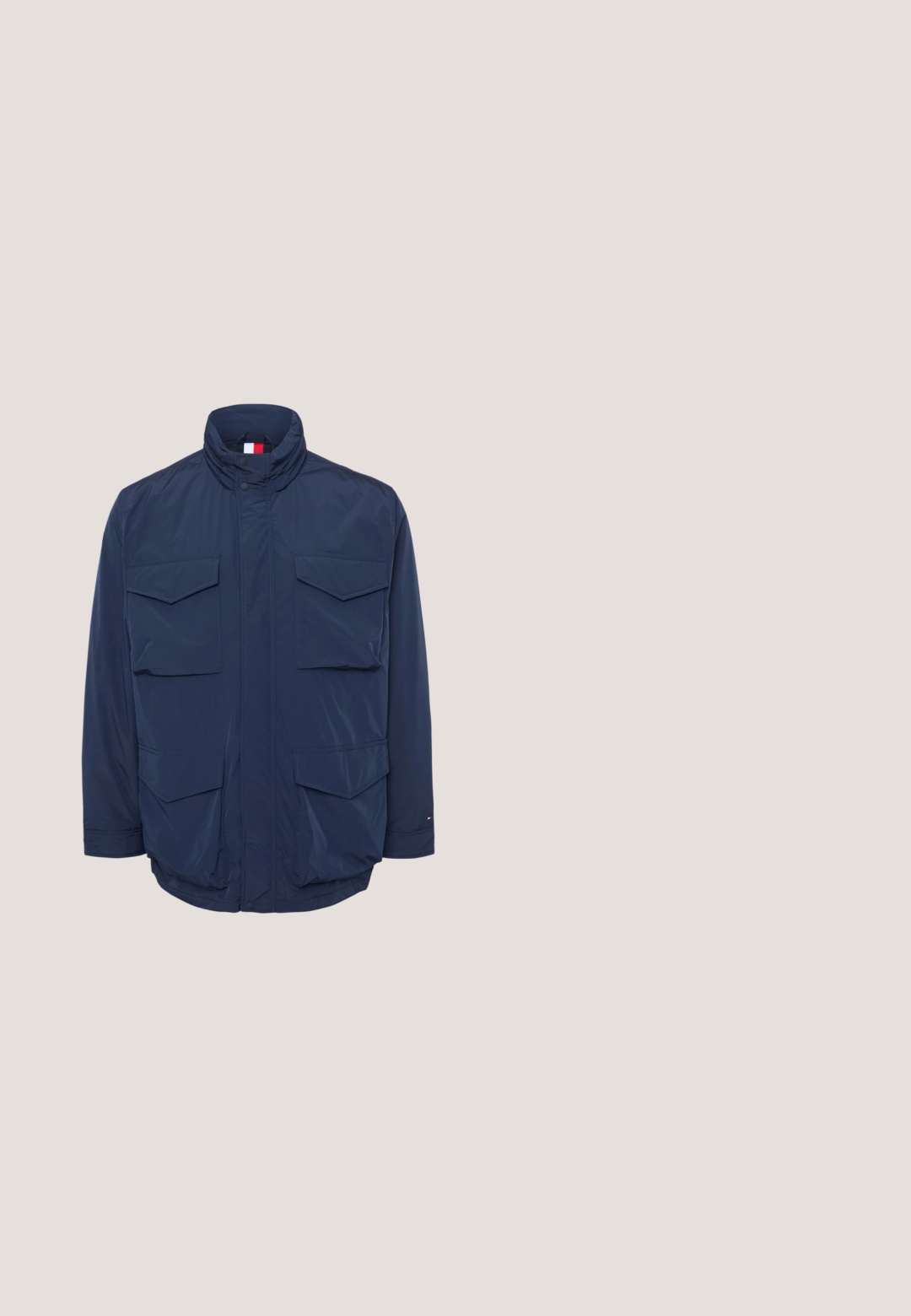 Marineblaue Jacke aus leichtem Material, mit hohem Kragen, Reißverschluss vorne und zwei großen Brusttaschen mit Klappenverschlüssen.; Navy Zip-Kragen-Pullover aus geripptem Material. Krempelkragen und Raglanärmel. Lockerer Schnitt mit geradem Saum.; Schlichtes dunkelblaues T-Shirt mit kurzen Ärmeln, Rundhalsausschnitt und kleinem rot-weiß-blauem Logo auf der linken Brust.; Dunkelblaue Denim-Jeans mit geradem Bein, sichtbar abgenäht in kontrastierendem Gelb, fünf Taschen und einem vorderen Knopfverschluss.; Schwarze Leder-Ankleboots mit runder Spitze, kontrastierenden Nähten, Schnürung vorne und einer cremefarbigen Gummisohle. Mit Zugschlaufe an der Ferse.; Schwarze synthetische Umhängetasche mit einem strukturierten Rippendesign, rechteckiger Form, verstellbarem Riemen und einem markierten Logo detail auf der Vorderseite.