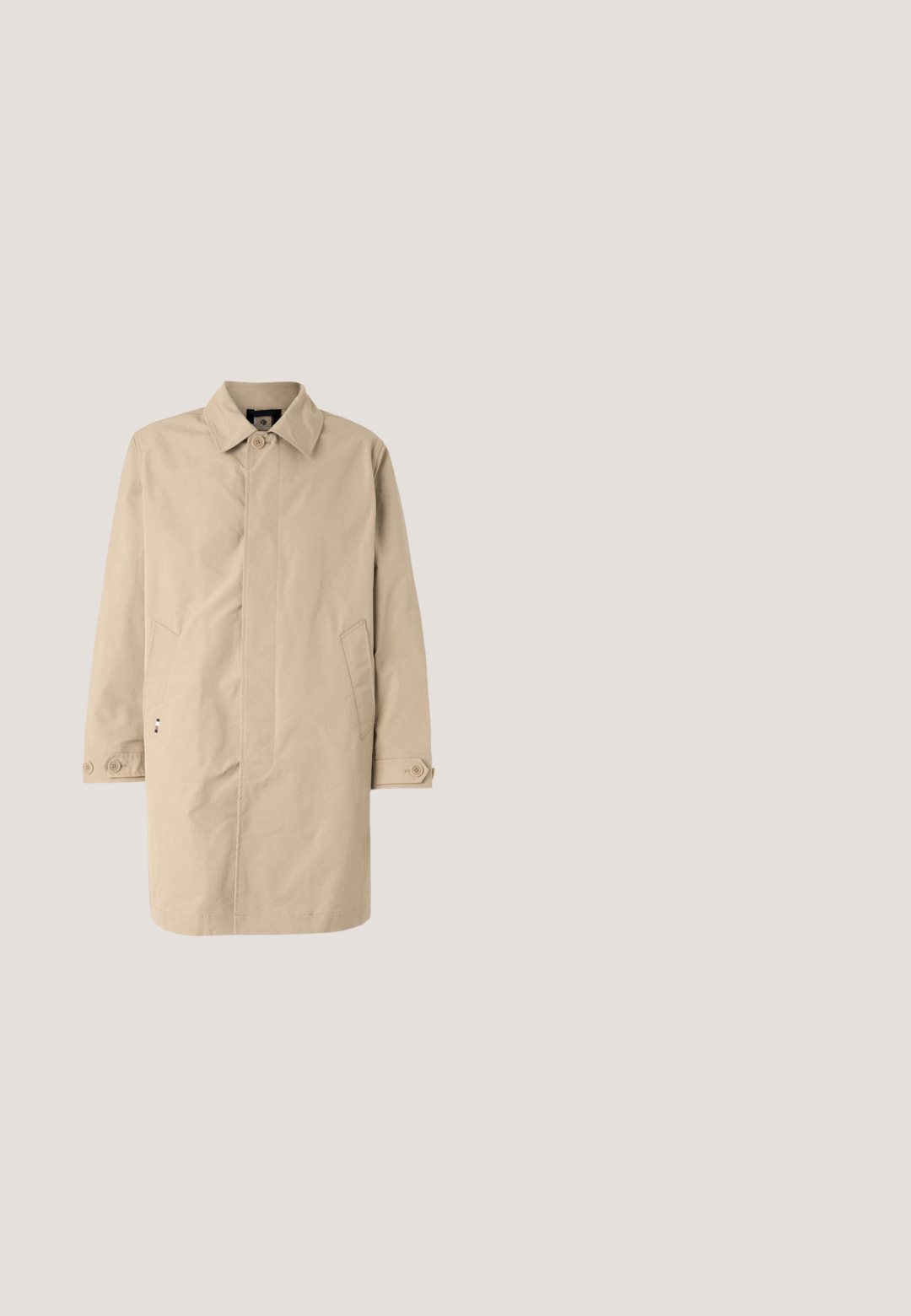 Beige, knielange jas met een kraag, lange mouwen en zijzakken. Met knoopsluitingen en een gladde, geweven stof met een eenvoudig ontwerp.; Grijs en wit gestreepte coltrui met een geribbelde hals, biedt een zachte textuur en standaard lange mouwen.; Beige T-shirt met korte mouwen en een ronde hals, rechte zoom en een klein merkje aan de binnenkant van de kraag.; Lichtblauwe denim jeans met een rechtvallende pijp, vijf zakken en een enkele knoopsluiting. Afgewerkt met subtiele stikseldetails.; Bruine suède enkelboot met zwarte veterogen en veters, ronde neus en een zwarte rubberen zool. Toon een gestructureerd oppervlak en een hiellus.; Zwarte leren crossbodytas met een plat ontwerp, een gestructureerd oppervlak, ritssluiting, voorvak en een verstelbare stoffen riem.