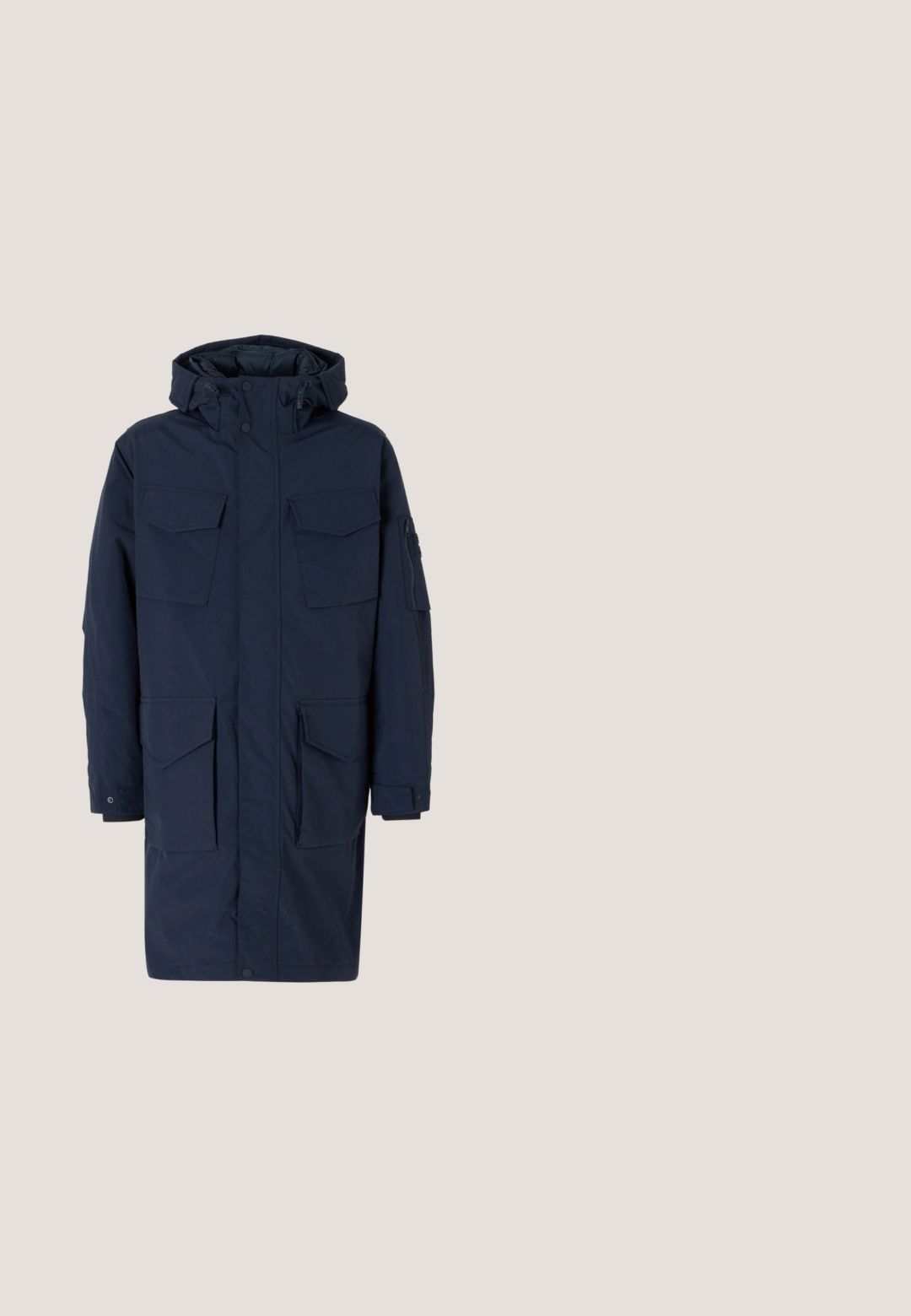 Marine lange parka jas gemaakt van waterafstotend materiaal, met een capuchon, meerdere voorzakken en een slim fit mouwontwerp.; Zwarte gebreide trui met een ronde hals, geribde manchetten en zoom, voorzien van een klein veelkleurig logo op de borst. Gemaakt van textuurstof.; Samsøe Samsøe SADAMON SHIRT - Overhemd - denim; Wijdvallende denim jeans in donkerblauw, met een vervaagde wassing, vijf zakken en stevige stiksels. Knopenfly sluiting bij de taille.; Bruine suedine Chelsea boot met elastische zijkanten, een ronde neus en een klein trekbandje aan de achterkant; zwarte rubbere zool met subtiele textuur.; Zwarte tote bag met dubbele handvatten, grote voorste leren zak met ritssluiting en subtiel Calvin Klein-logo in het midden van de zak.