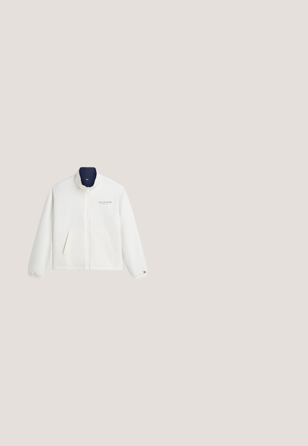 Veste blanche zippée avec col montant, poches avant, poignets élastiques et logo "Hilfiger" sur la poitrine et le poignet de la manche.; Polo bleu marine à manches courtes avec patte à deux boutons, col et poignets rayés, et petit logo laurier jaune sur la poitrine.; Shorts pour hommes bleu marine avec taille élastique et fines rayures verticales, présentant un petit logo de marque rouge et blanc près de la taille.; Baskets en daim bleu marine avec une semelle en caoutchouc blanche, dotées d'un design à lacets, d'accents cousus et d'un détail rouge et blanc au niveau du talon.; Sac fourre-tout en toile blanche avec des accents bleu marine. Dispose de deux poignées robustes et d'un écusson logo à l'avant. Forme rectangulaire.; Bracelet en cuir tressé bleu et marine avec un fermoir en argent. Présente un accent rayé rouge, blanc et bleu près du fermoir.